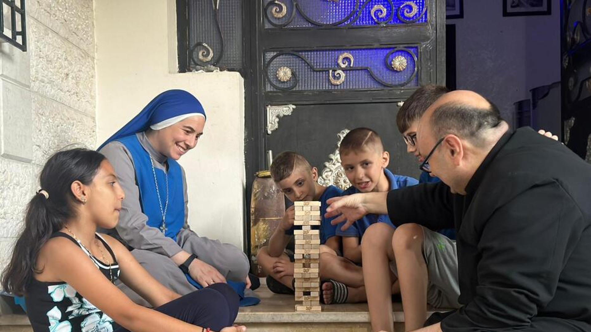 Gabriel Romanelli, párroco de Gaza, denuncia la falta de medicinas, llama a vivir la Navidad con esperanza y desvela el regalo que ha entregado a León XIV