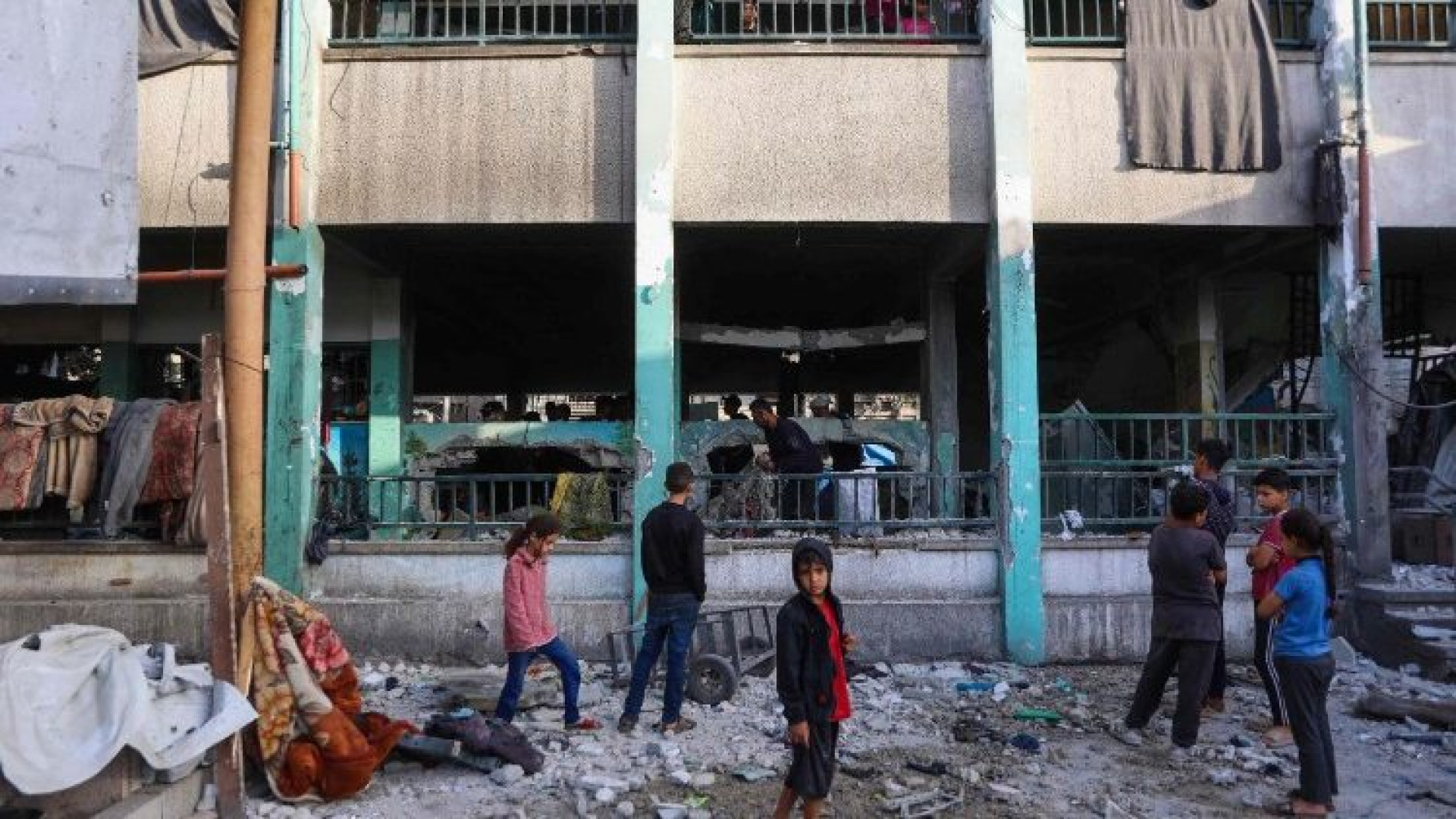 "De los niños sacaste una alabanza": Joud, el niño fotografiado en una iglesia de Gaza mientras reza por el fin de la violencia