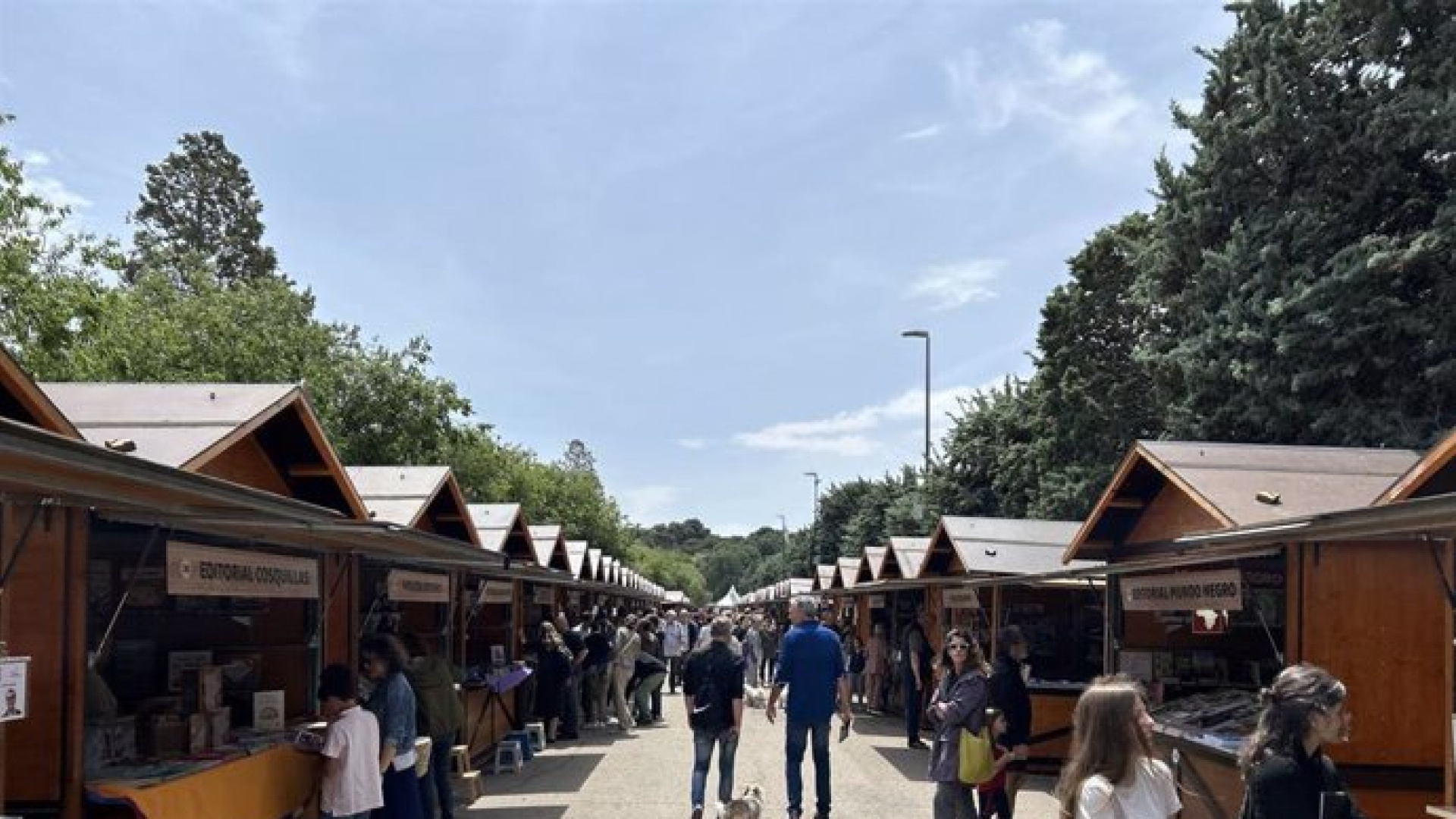 La Feria del Libro de Zaragoza despliega 77 casetas en el Parque Grande para impulsar el talento aragonés