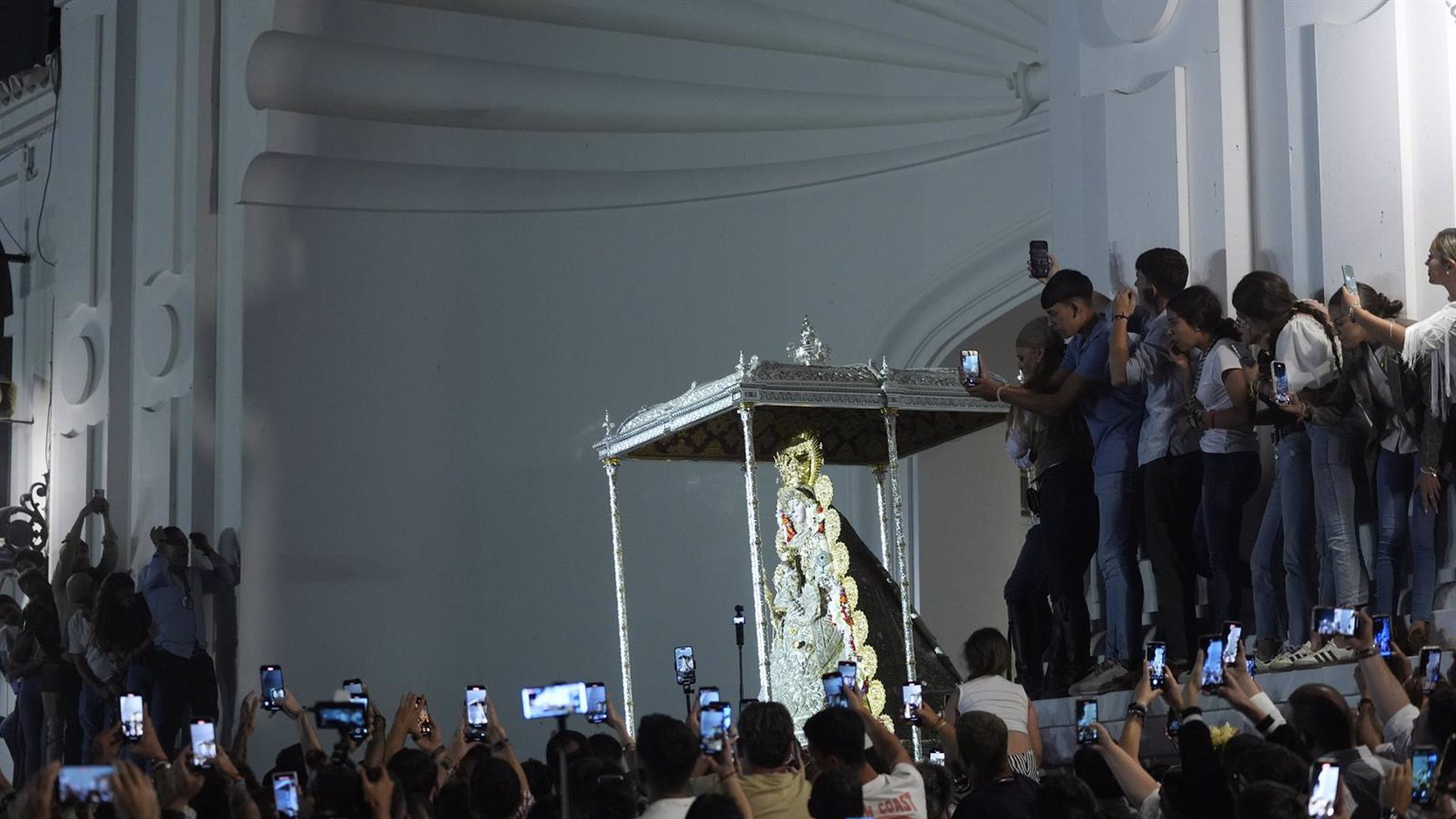 La Virgen del Rocío Sale con Éxito en un Año Jubilar