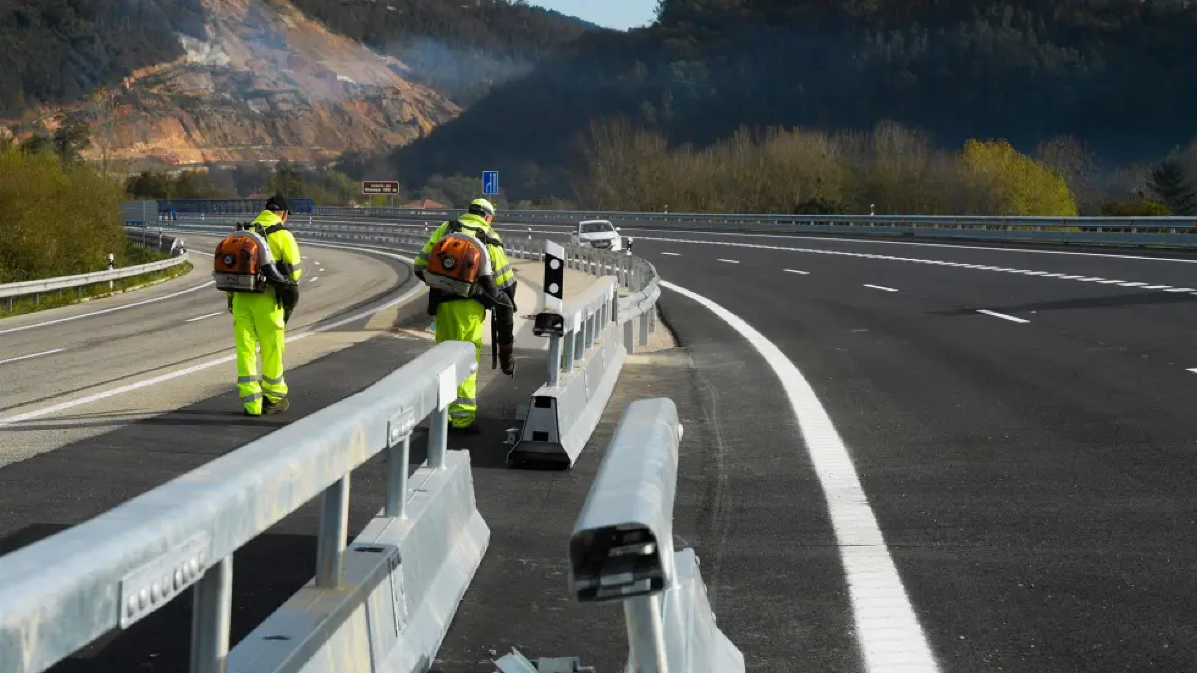 CC.OO. clama en Lugo por la seguridad en los trabajos de mantenimiento en las carreteras tras la muerte de dos operarios en la A-8