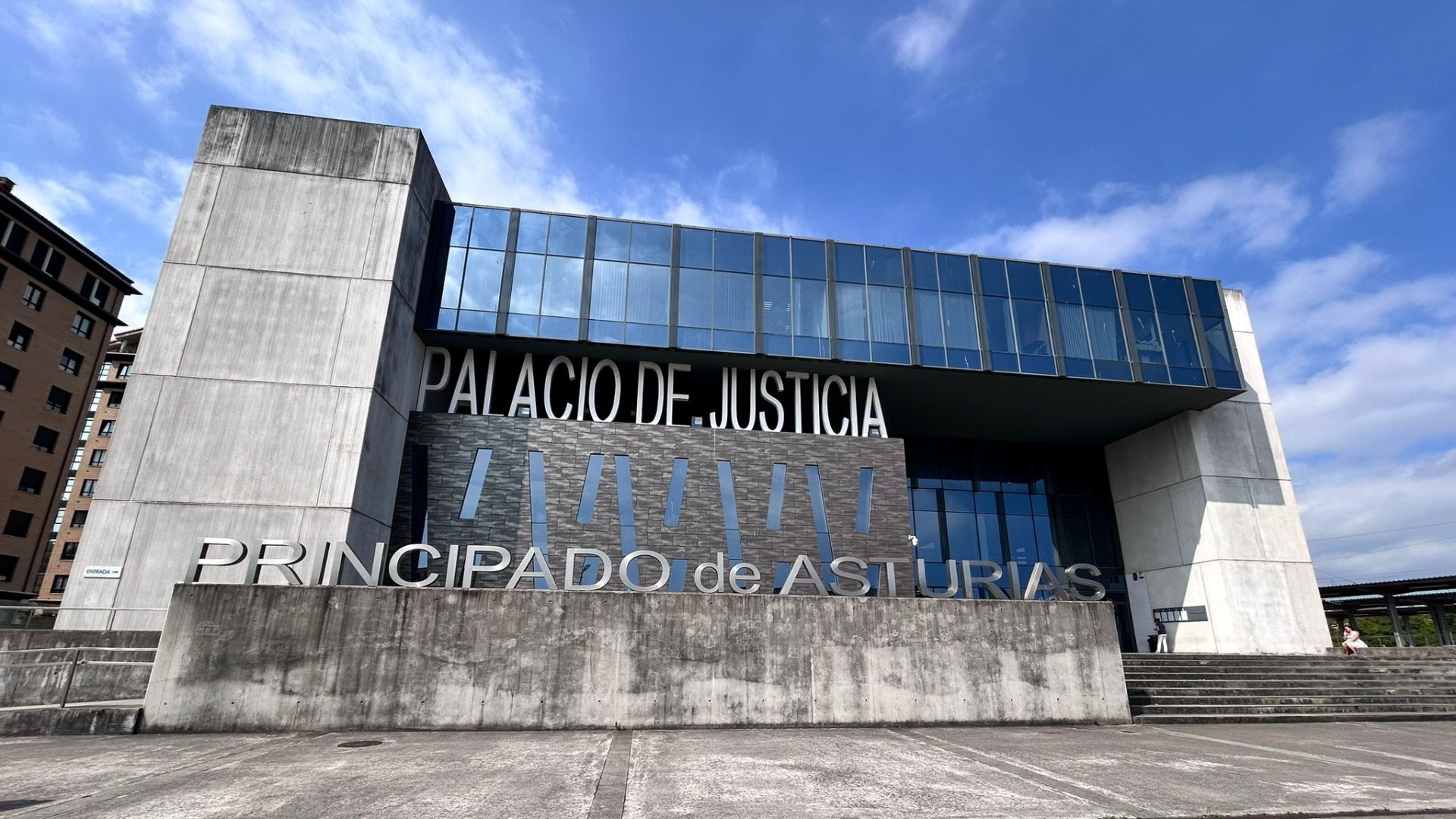 La justicia da la razón a un padre jubilado de Gijón que se negó a pagarle la pensión de alimentación a su hijo 'nini' de 25 años