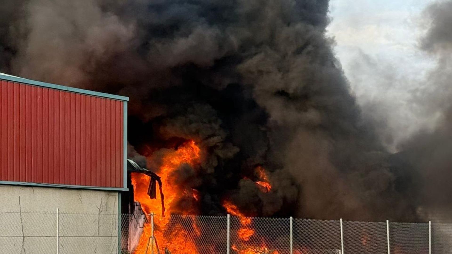 Impactante incendio en Mérida: dos naves y una flota de vehículos ...
