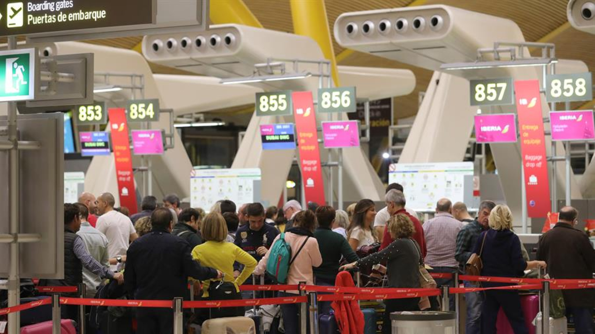 Les impiden subir a un avión por un problema en el pasaporte y la azafata no da crédito a la estrategia que usan para conseguirlo