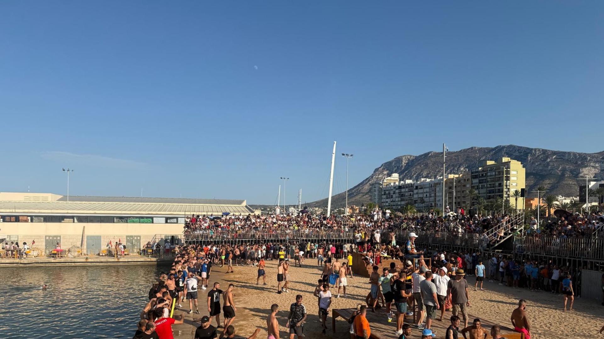 Sin cornadas, pero con sustos: así arrancaron las Festes Majors de Dénia bajo un calor abrasador