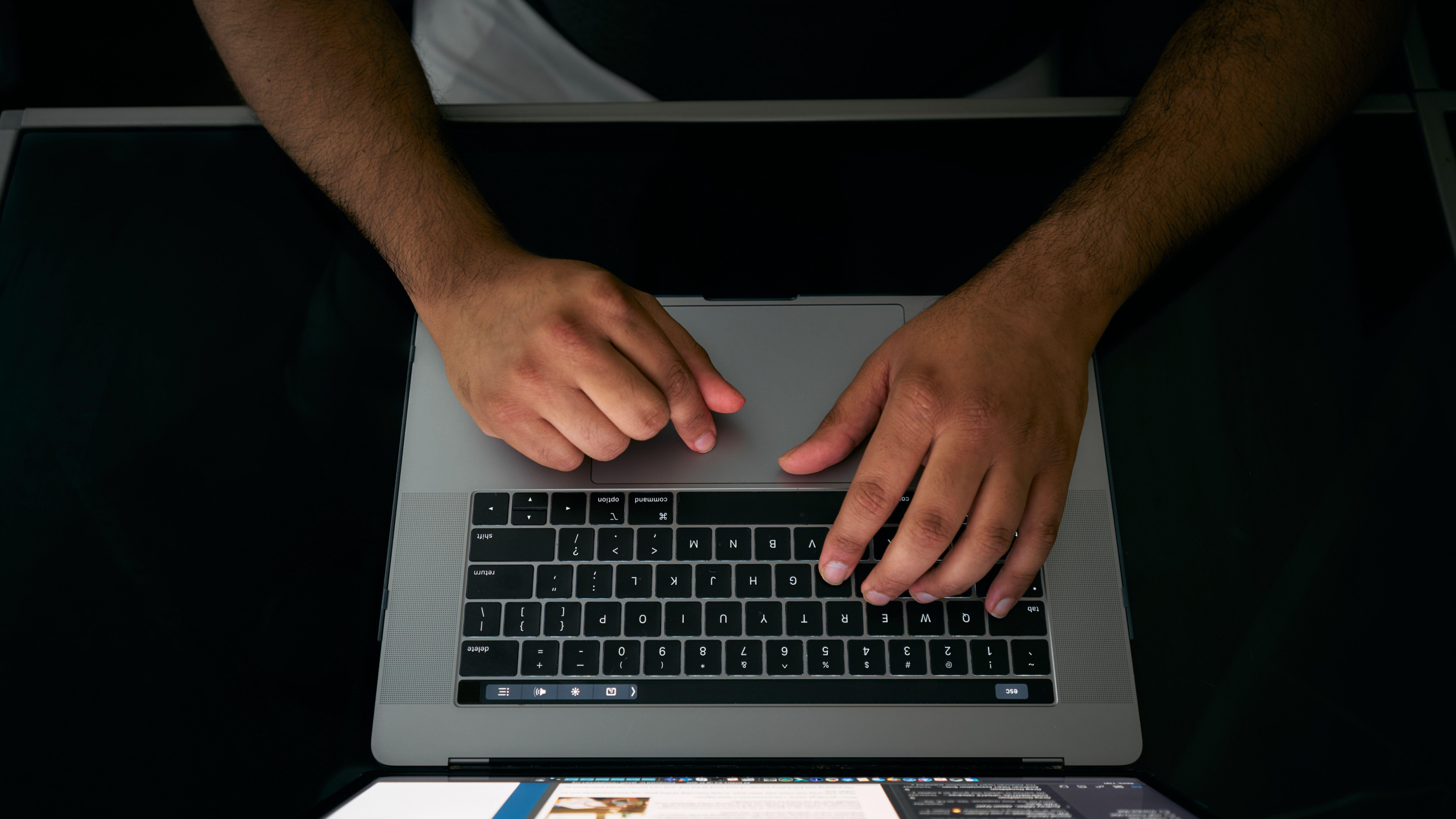 Un trabajador entró 1.085 veces a internet en dos meses y la Justicia dictamina por qué navegar en sitios web ajenos desde el ordenador de la empresa no es motivo de despido fulminante