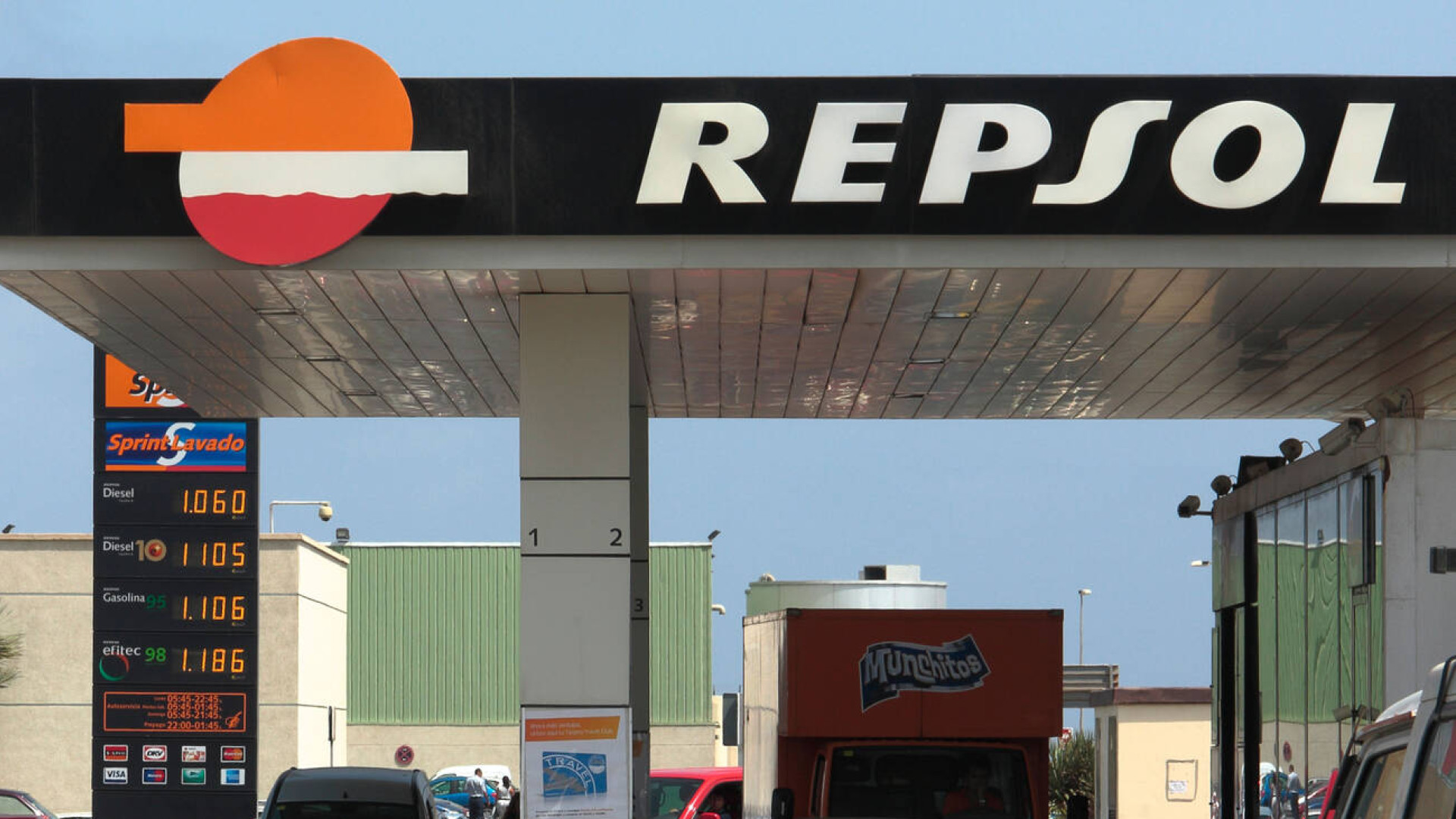 Un profesor de autoescuela avisa del gesto que debes hacer para ahorrar gasolina: "Siempre..."