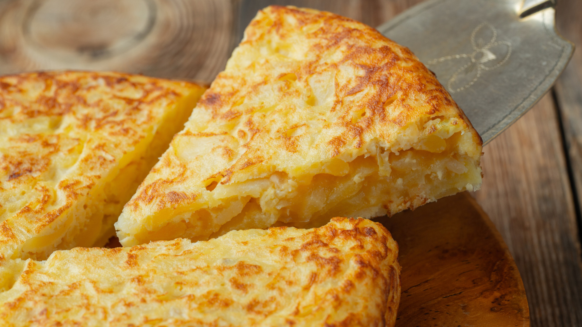 Pide una tortilla de patatas en un bar de A Coruña y lo que hace el camarero durante la comida lo deja sin palabras: "¿No te importa...?"