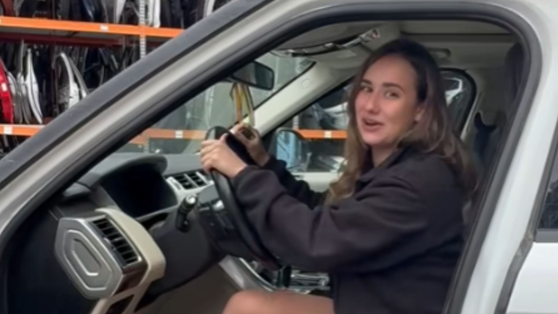 Llega un coche a un desguace de Logroño y no se cree lo que encuentra en el interior: "Es una joyita"