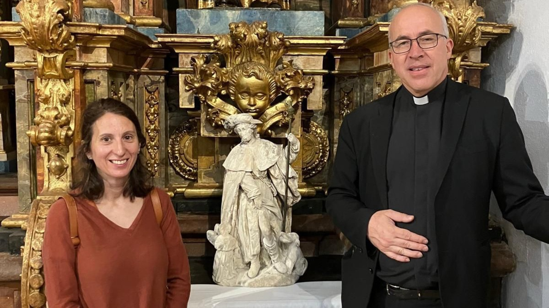 La imagen restaurada de San Roque ya está de vuelta en su capilla en Santiago: "La echábamos de menos"