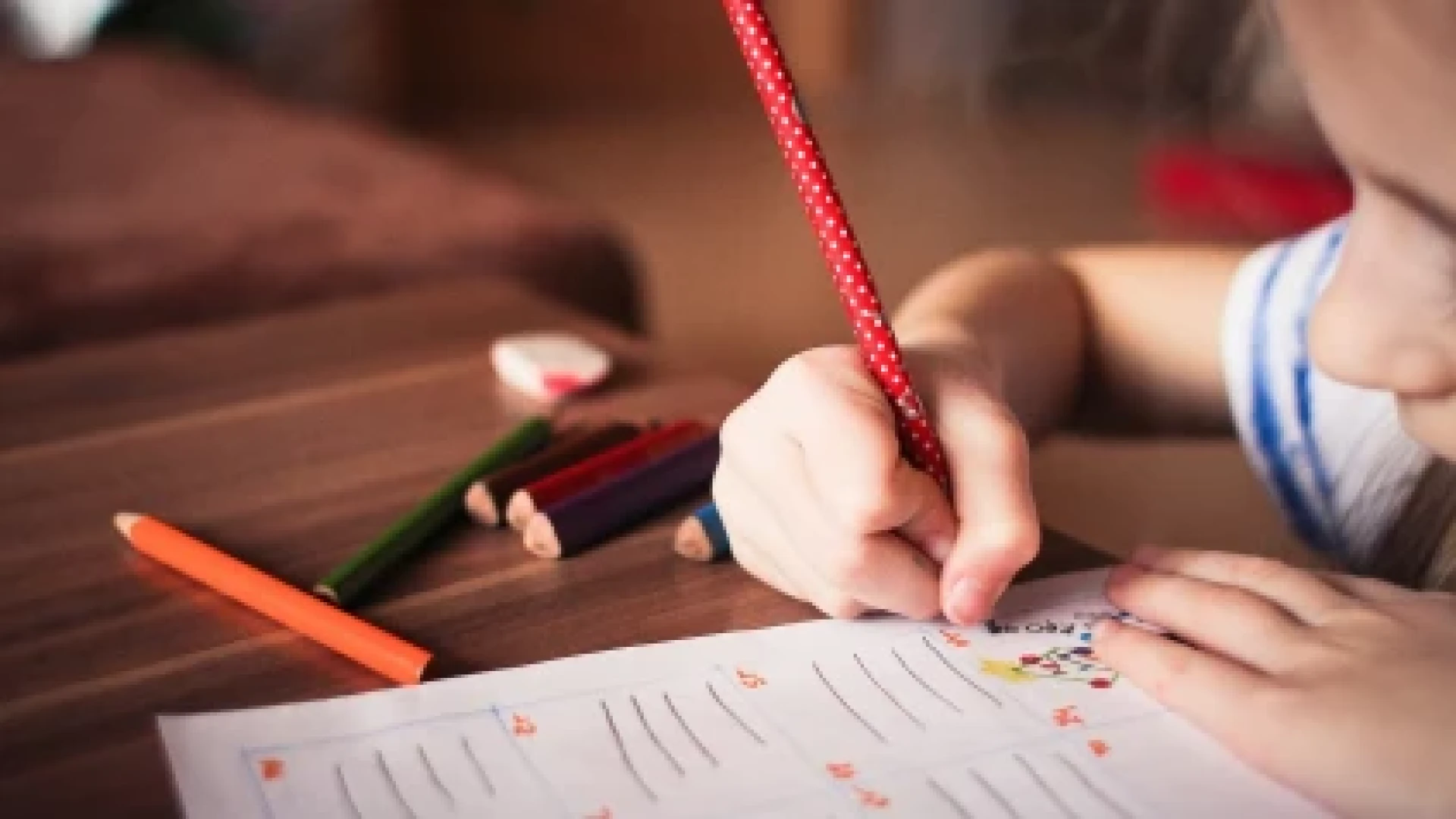 ¿Deberes en vacaciones? El error que puedes estar cometiendo con tus hijos este verano