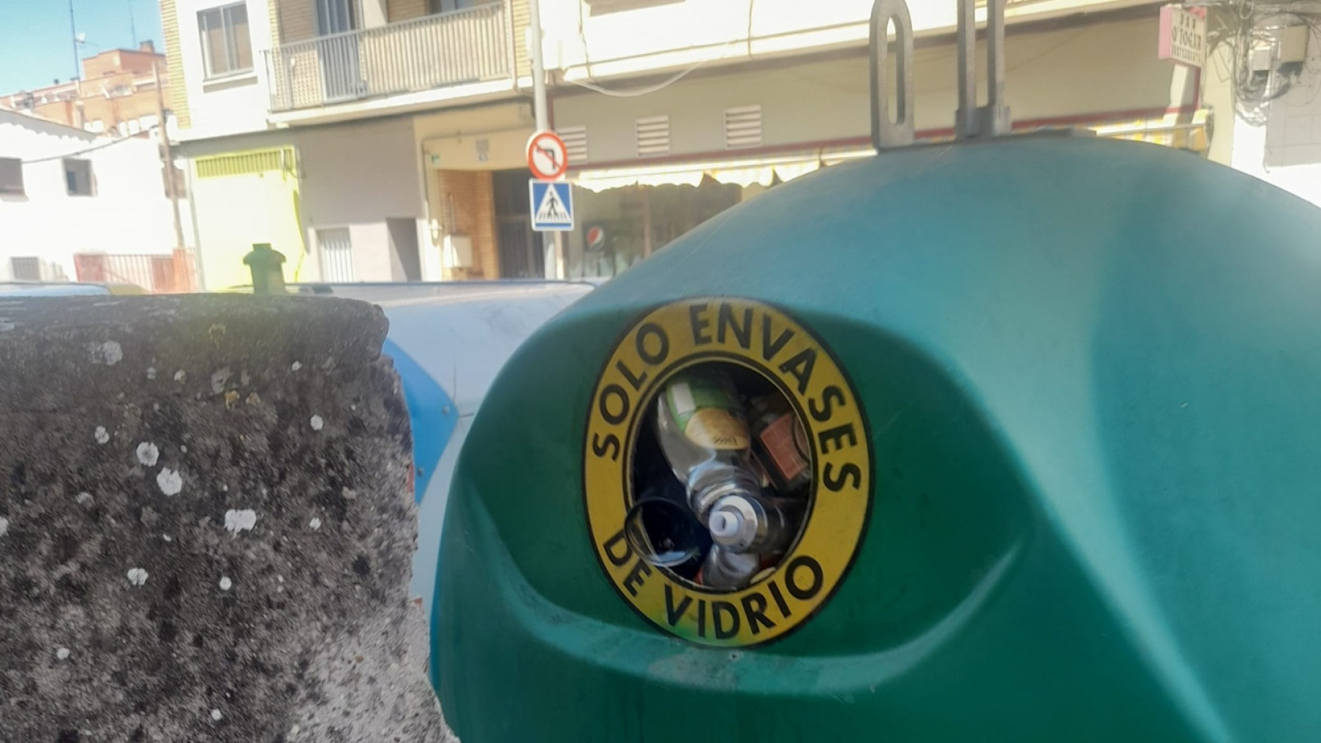 VOX denuncia la "dejadez" en la recogida de vidrio y el estado general de suciedad en Huesca