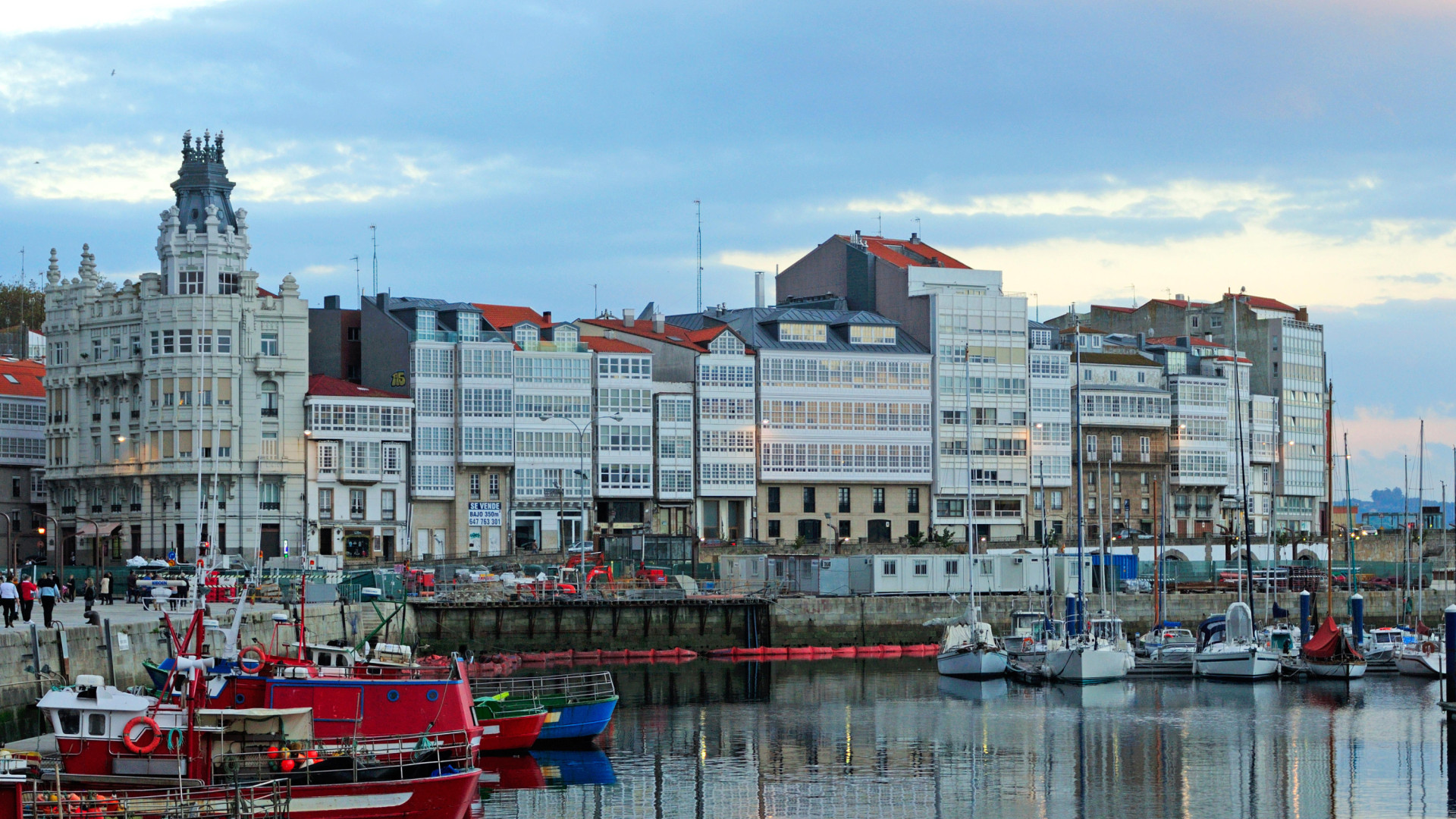 Deja su trabajo como periodista y gracias a una oposición cumple el sueño de su infancia en un pueblo de A Coruña