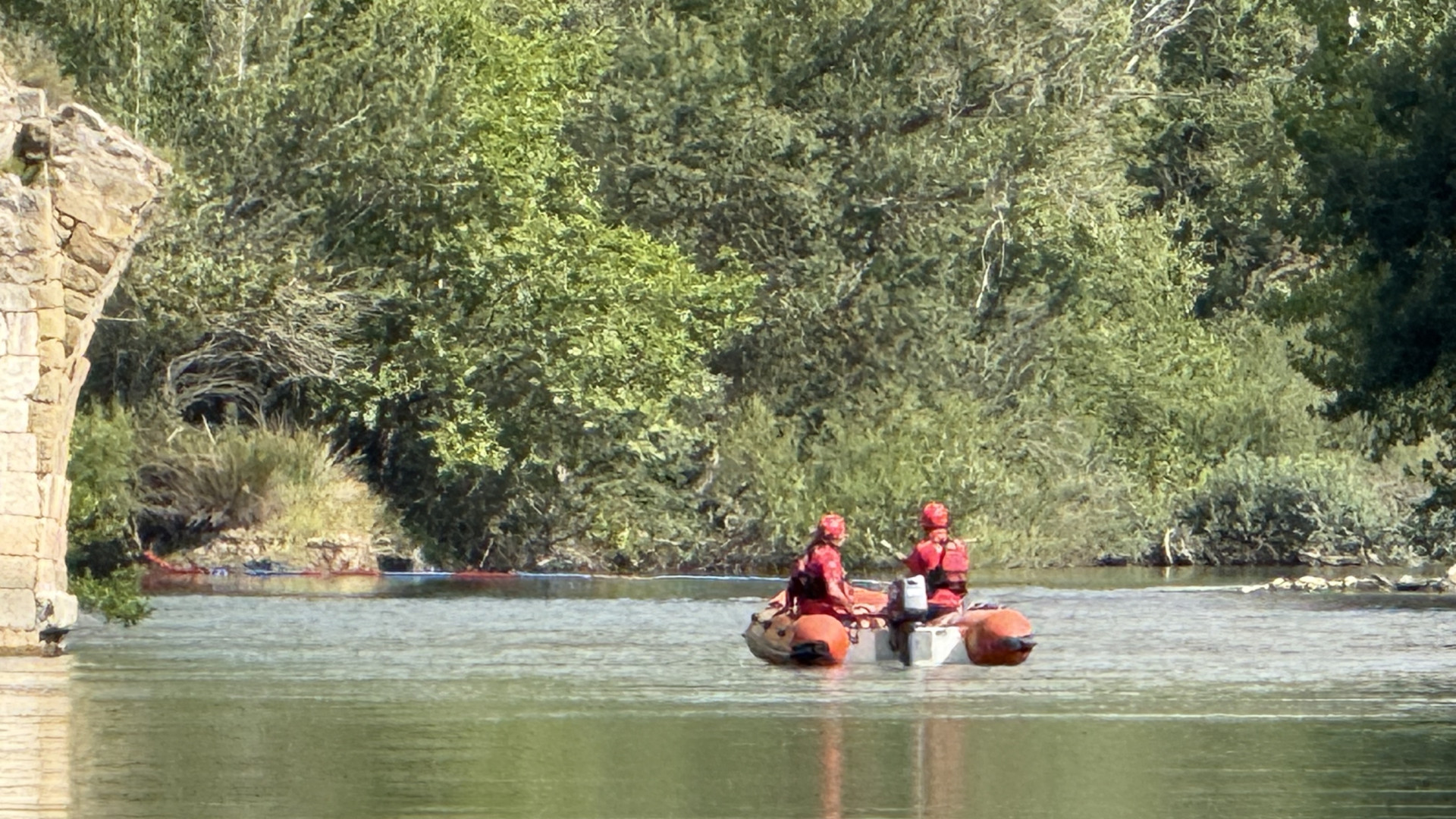 Fallecen en Lleida dos jóvenes ahogados en el río Segre y los bomberos rescatan a otros dos