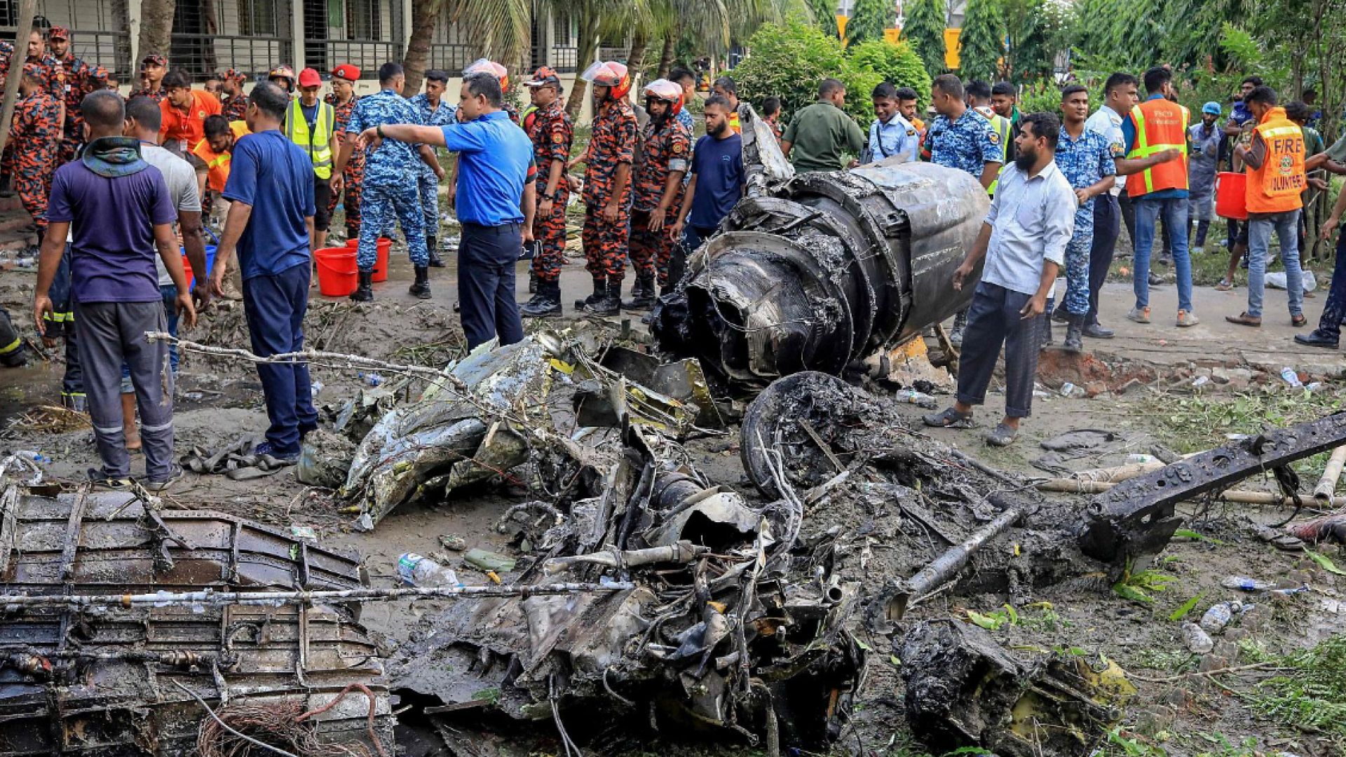 León XIV expresa su dolor por el accidente aéreo en Bangladés: "Profundamente entristecido"