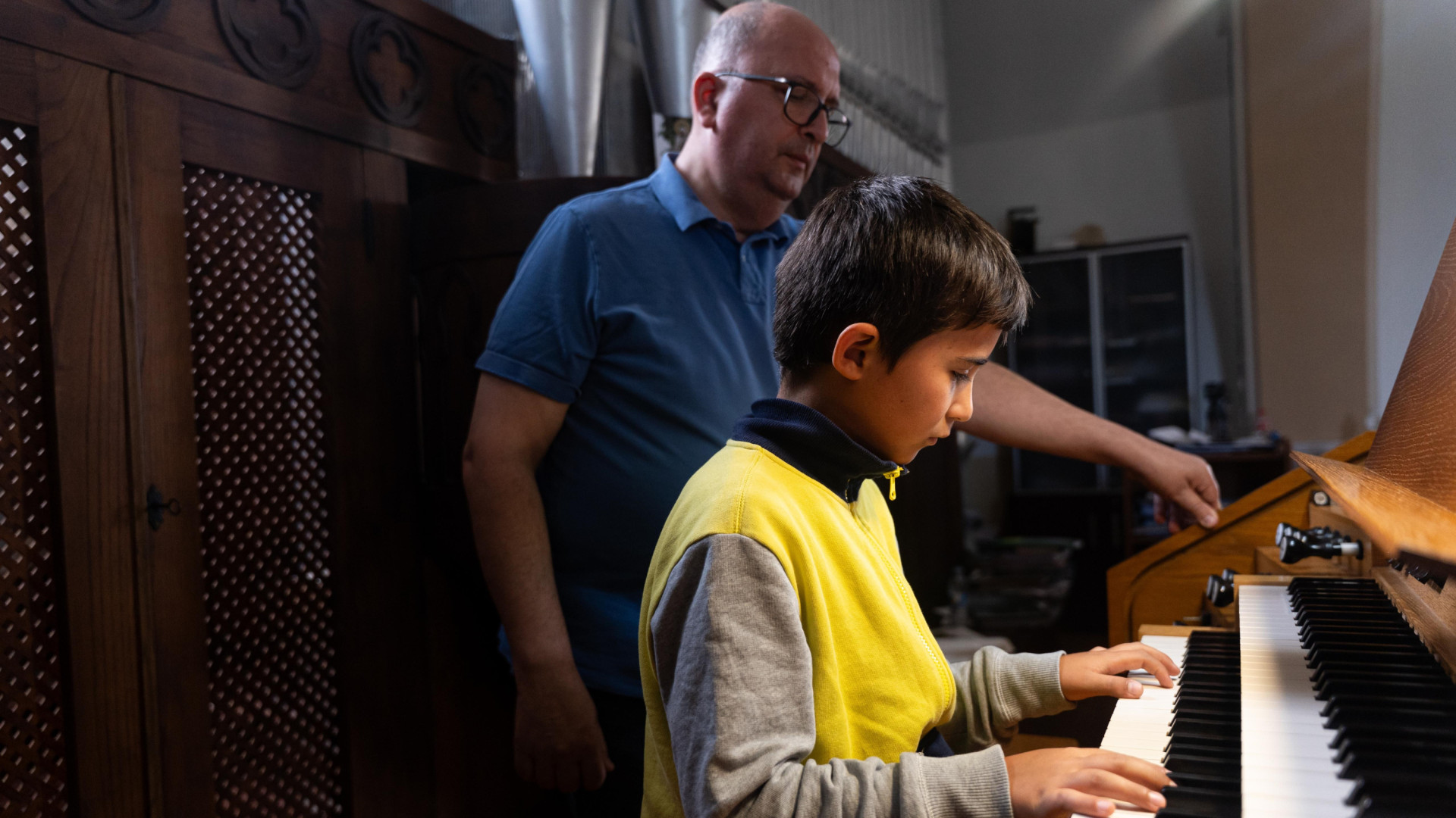 Un niño de 10 años recorre más de 300 kilómetros para recibir clases del organista del Vaticano en Asturias