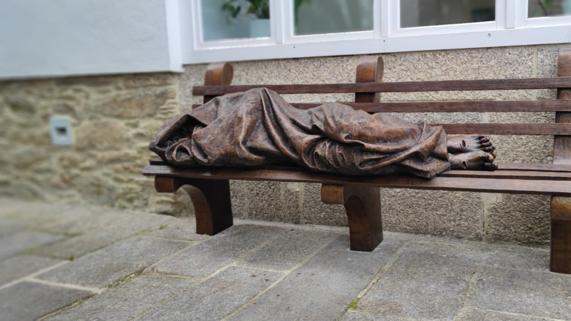 Una escultura de "Jesús sin hogar" recibe a los peregrinos en la oficina de acogida de Santiago
