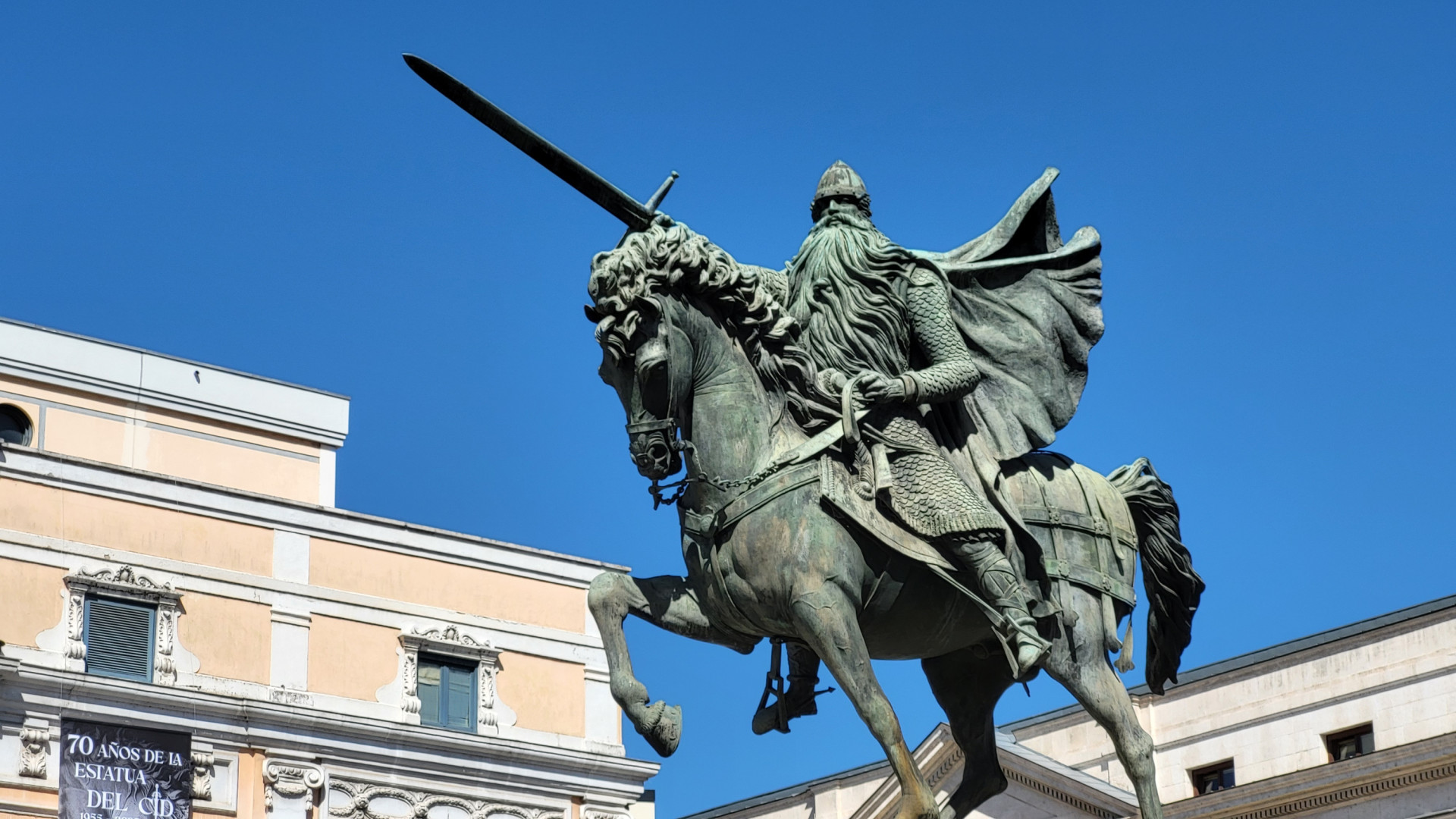 ¿Adónde señala la espada de la estatua del Cid Campeador que está en el centro de Burgos?
