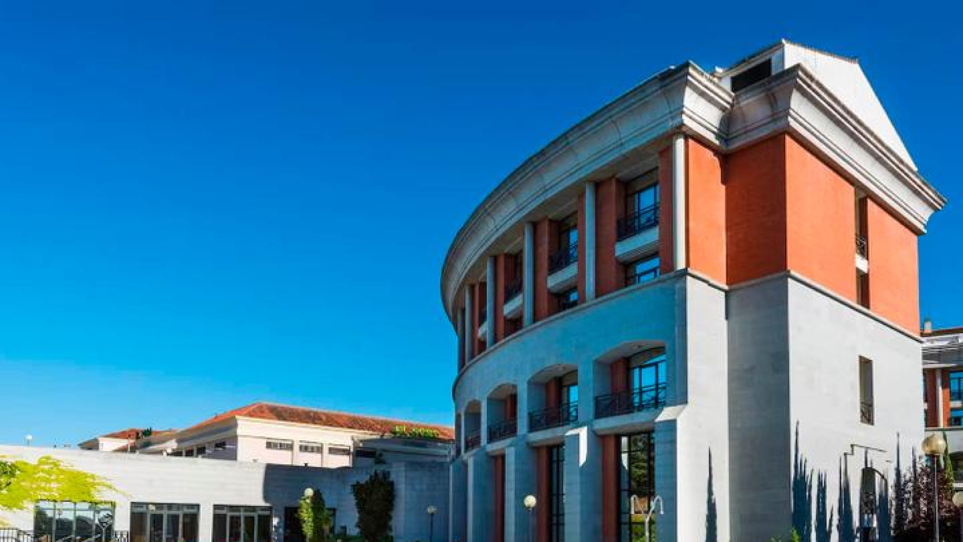 Un niño de 10 años en estado grave tras sufrir un ahogamiento en la piscina de un hotel en Mérida
