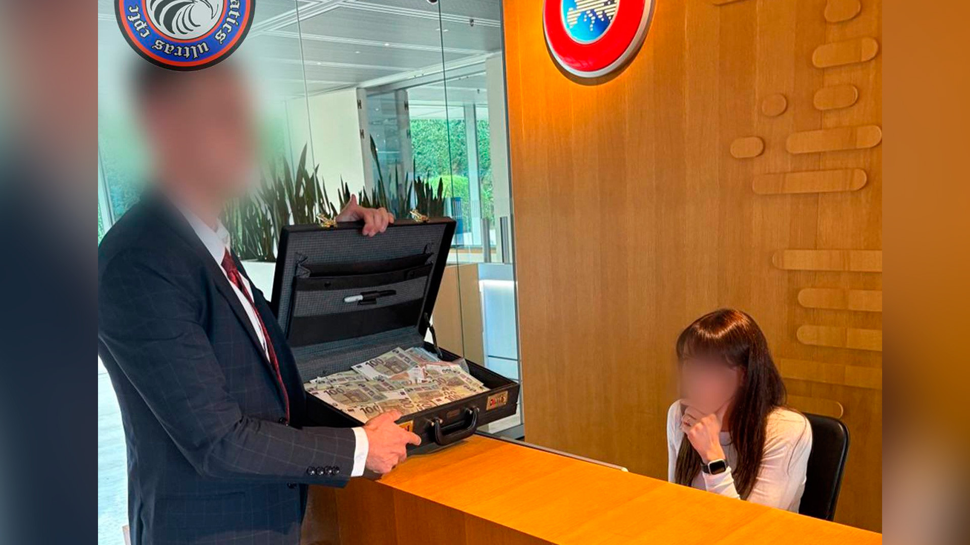 Ultras del Crystal Palace se presentan en la sede de la UEFA con un maletín lleno de billetes falsos