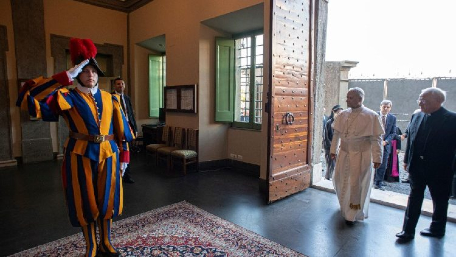 León XIV regresa al Vaticano tras sus vacaciones: "Hay que dejar las armas"