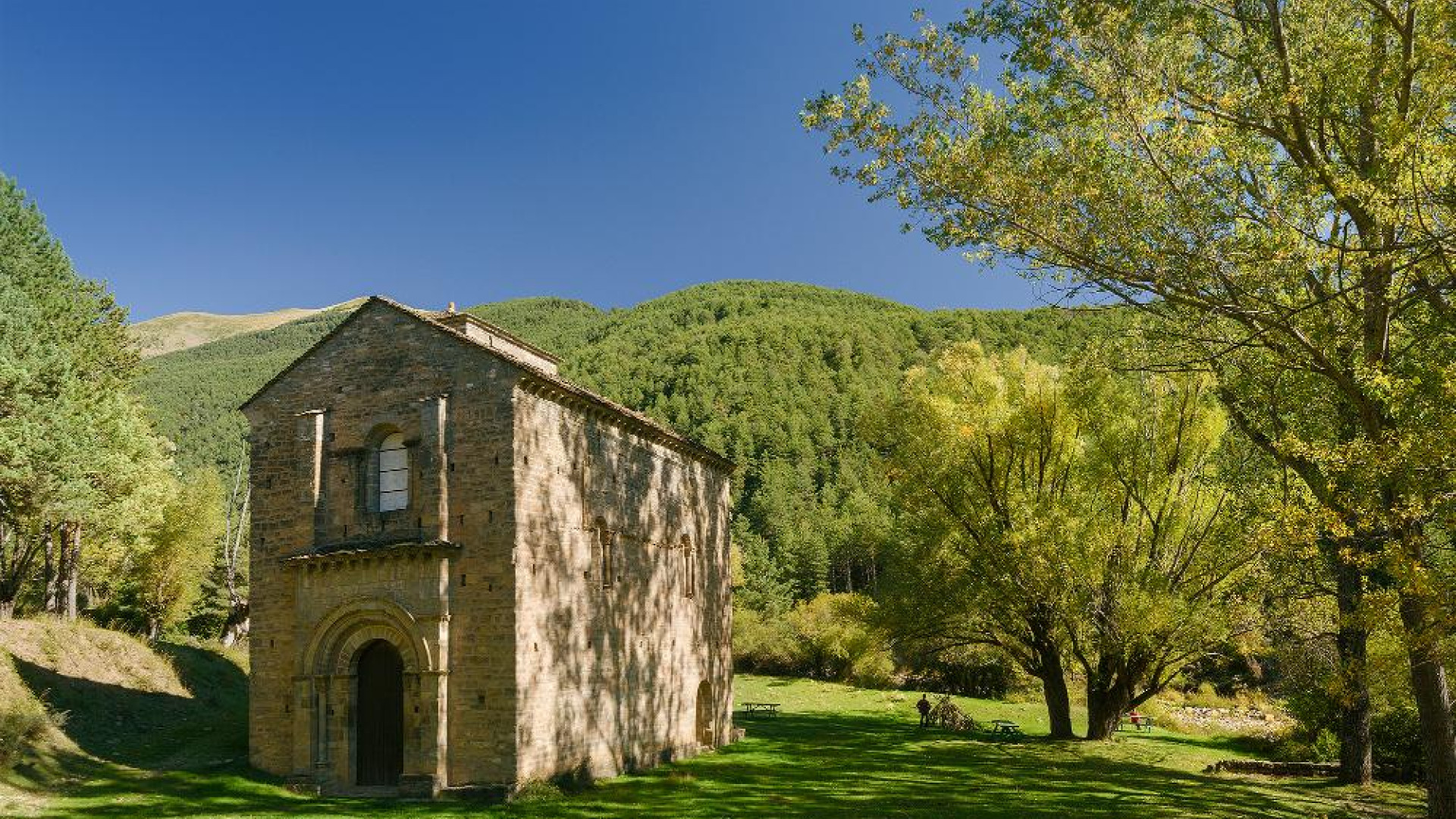 Las visitas guiadas al Monasterio de Santa María de Iguacel ya se pueden hacer en microbús desde Castiello de Jaca