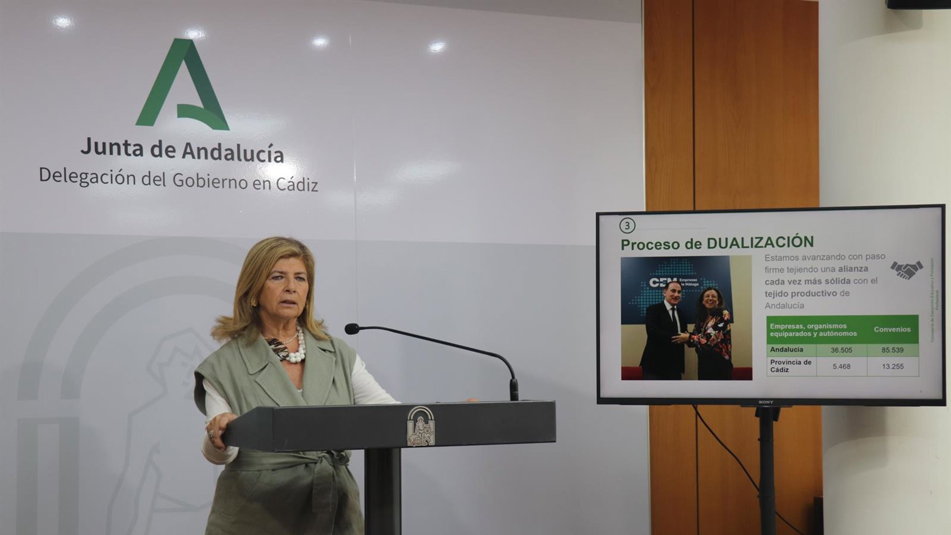 Dimite Isabel Paredes: la delegada de Educación en Cádiz alega motivos personales y familiares para dejar su responsabilidad de la Junta