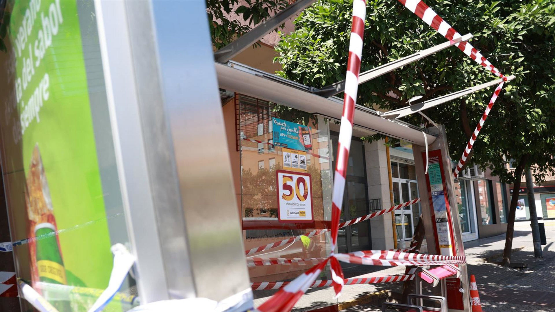 Tres heridos tras el impacto de un autobús de Tussam contra una marquesina en José Laguillo