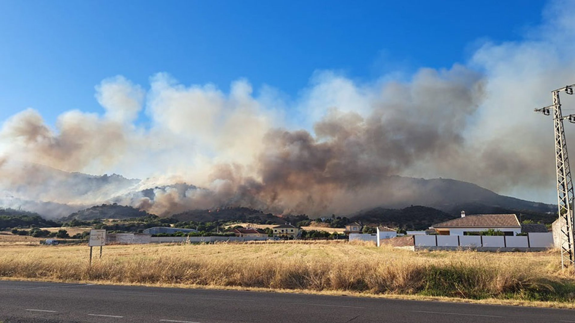 El incendio de la Sierra de Córdoba afecta a 84 hectáreas y sigue activo dentro del perímetro