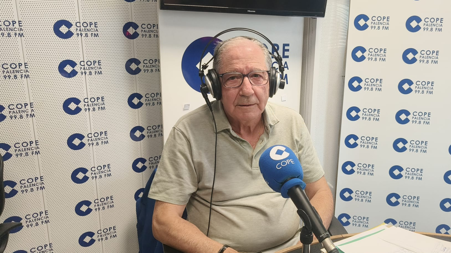 El palentino que combate el cáncer construyendo en papel réplicas de las grandes catedrales de España: "Lo importante es concienciar"