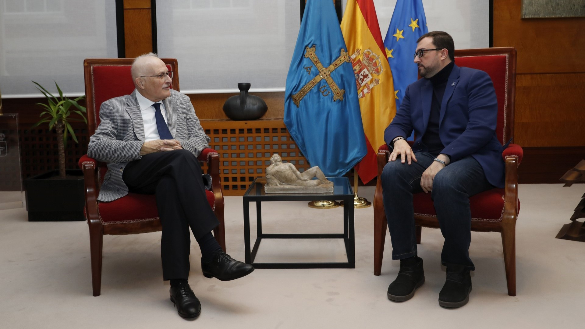El emotivo gesto de Adrián Barbón que permitió a Trevín recibir la Medalla de Asturias 2025 antes de su fallecimiento: "Me quedará grabado"