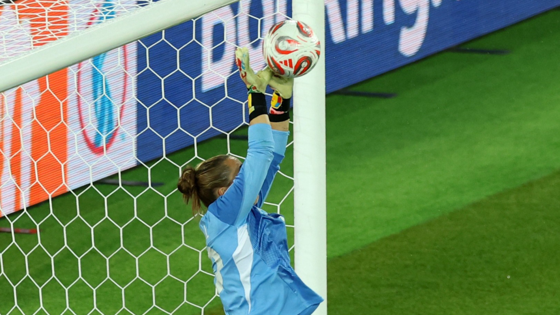 Una gran Cata Coll hace posible la final de la Eurocopa para España tras el gol de Bonmatí: "Es mi trabajo"