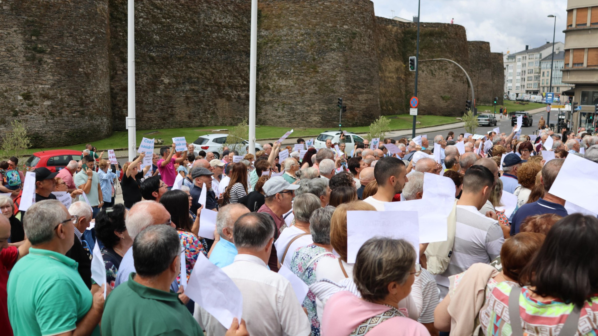 Vecinos de A Pontenova protestan ante la Xunta en Lugo por la merma de "servicios básicos"