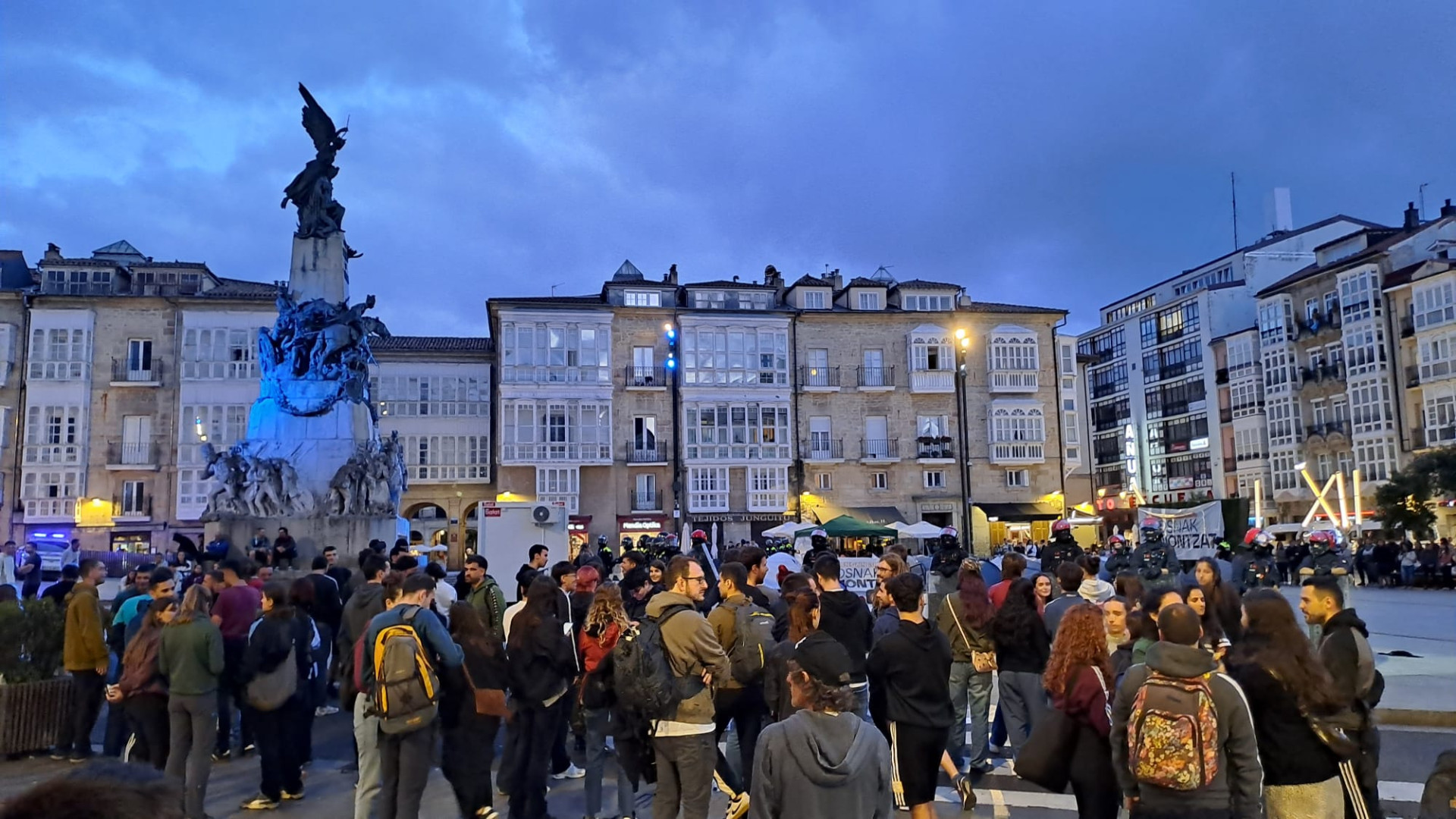 Tensión en Vitoria: siete policías heridos y cuatro jóvenes detenidos durante los incidentes por una acampada "no comunicada" de GKS
