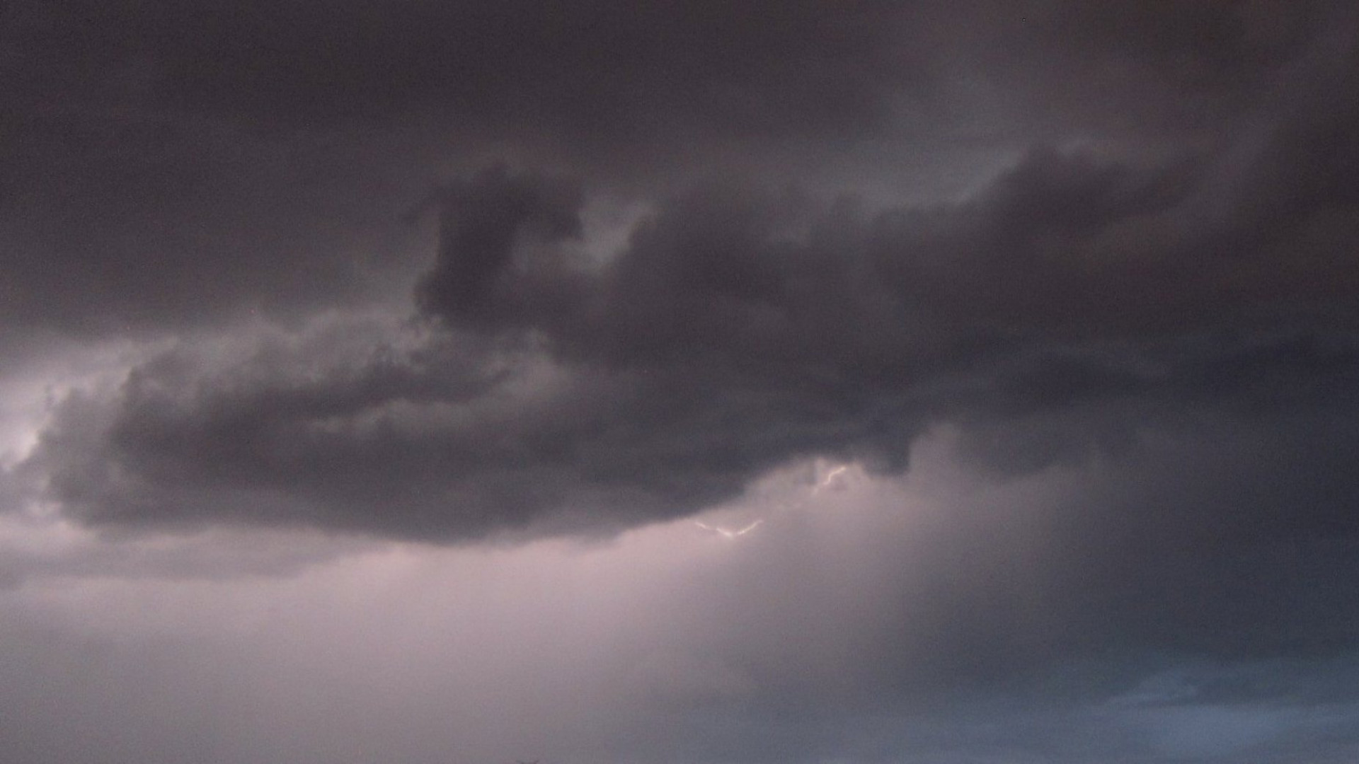 Chubascos y tormentas que pueden ser fuertes en el litoral y se extenderán al interior por la tarde