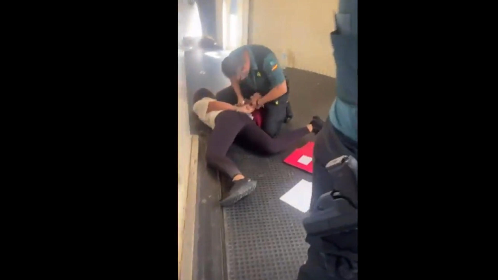 Desalojado un grupo de adolescentes franceses de un vuelo en Valencia por poner en riesgo la seguridad aérea