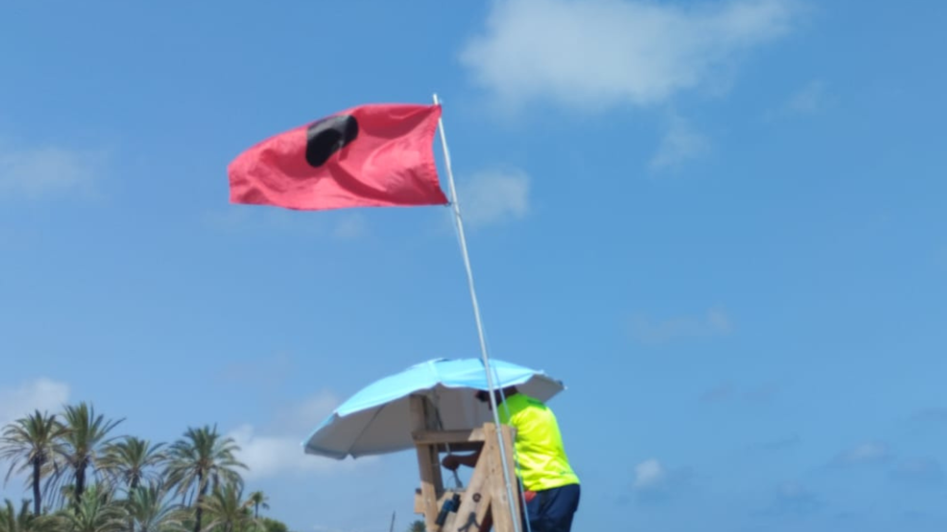 Bandera roja en la mayoría de playas de Dénia por fuerte oleaje y condiciones adversas