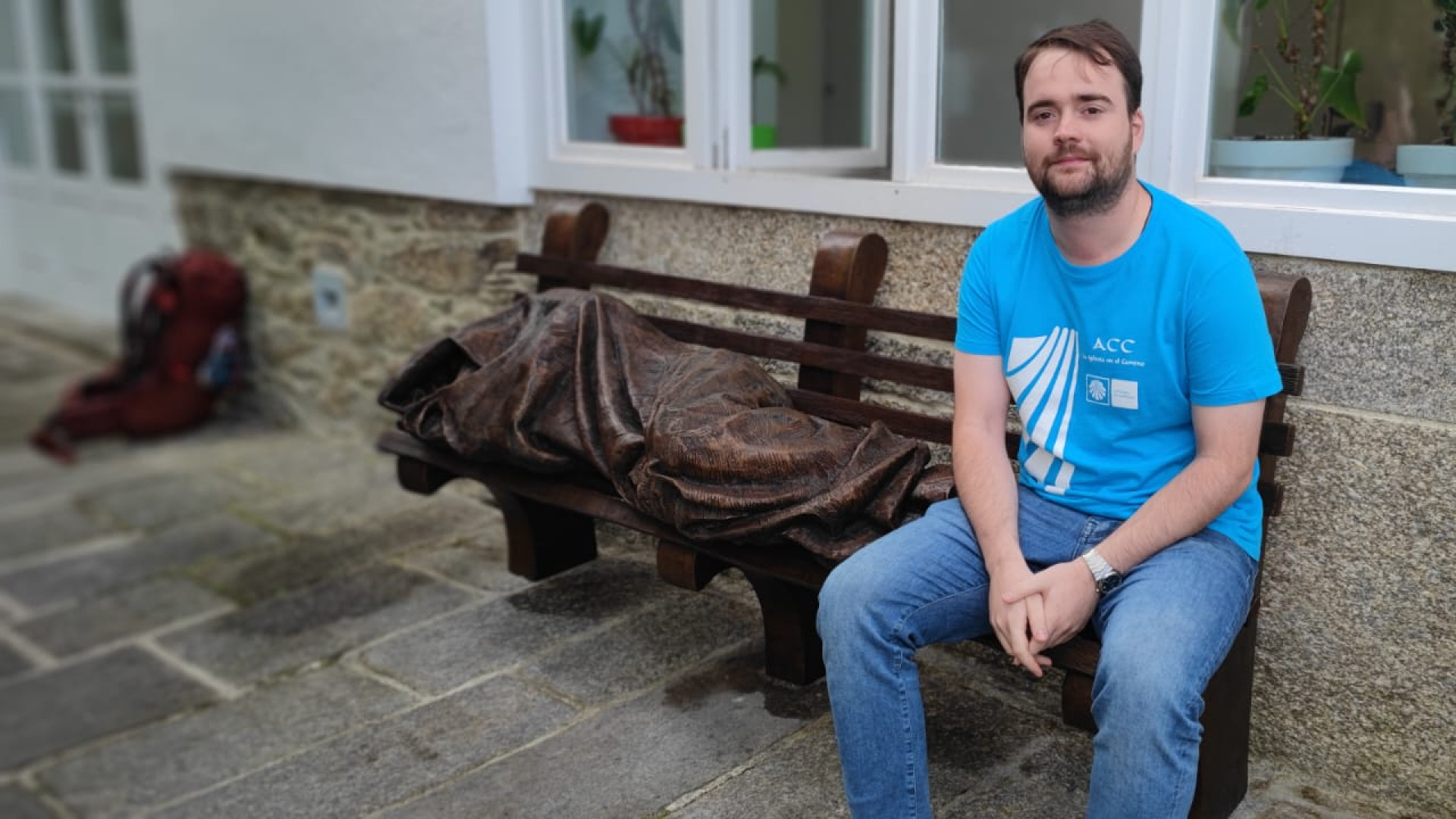 Miguel, voluntario en la Oficina del Peregrino: "Todos los caminos de la gente se cruzan aquí en Santiago"
