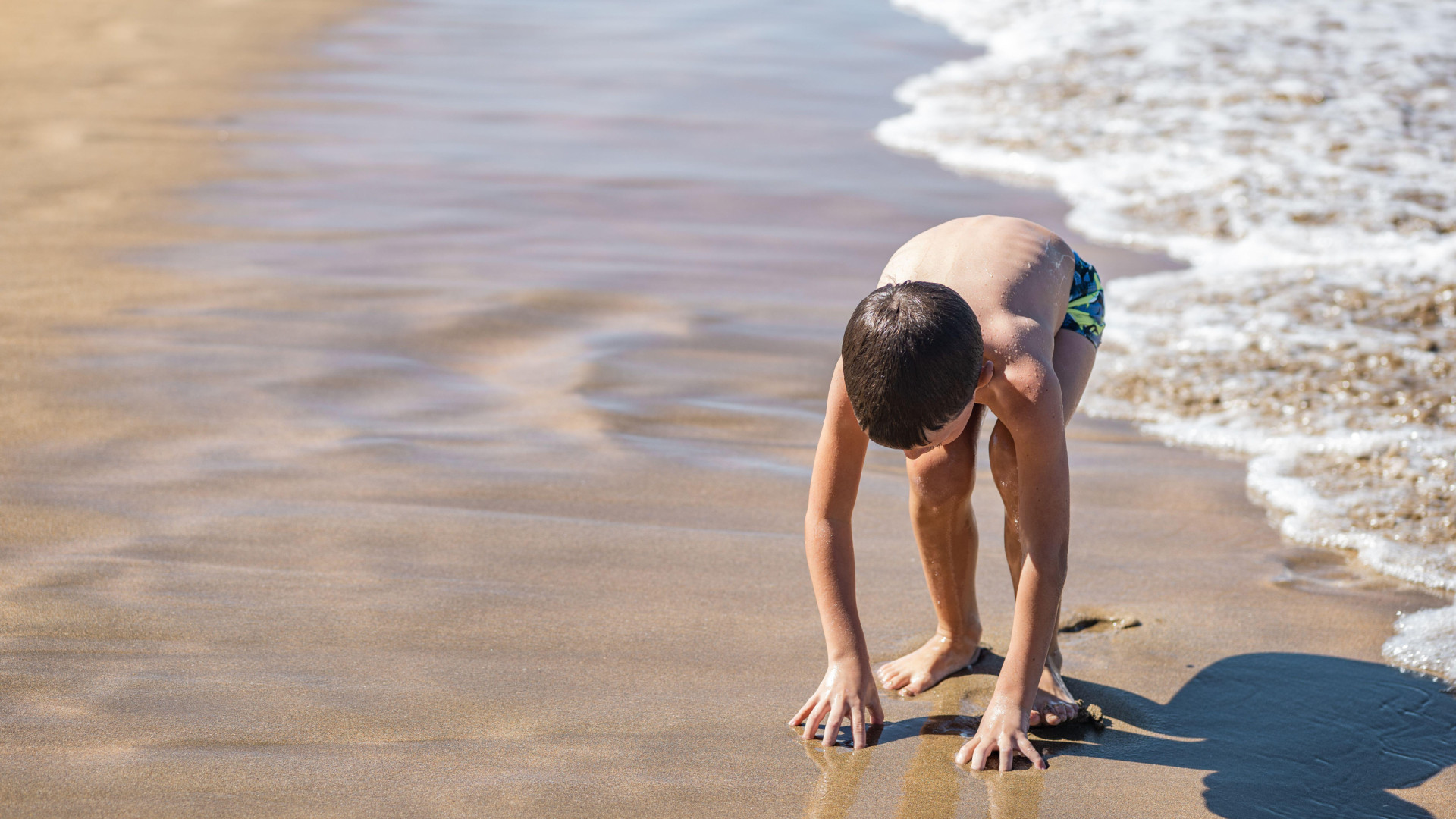 ¿Por qué el color del bañador de tu hijo puede salvarle la vida? La clave que muchos padres aún desconocen en playas y piscinas