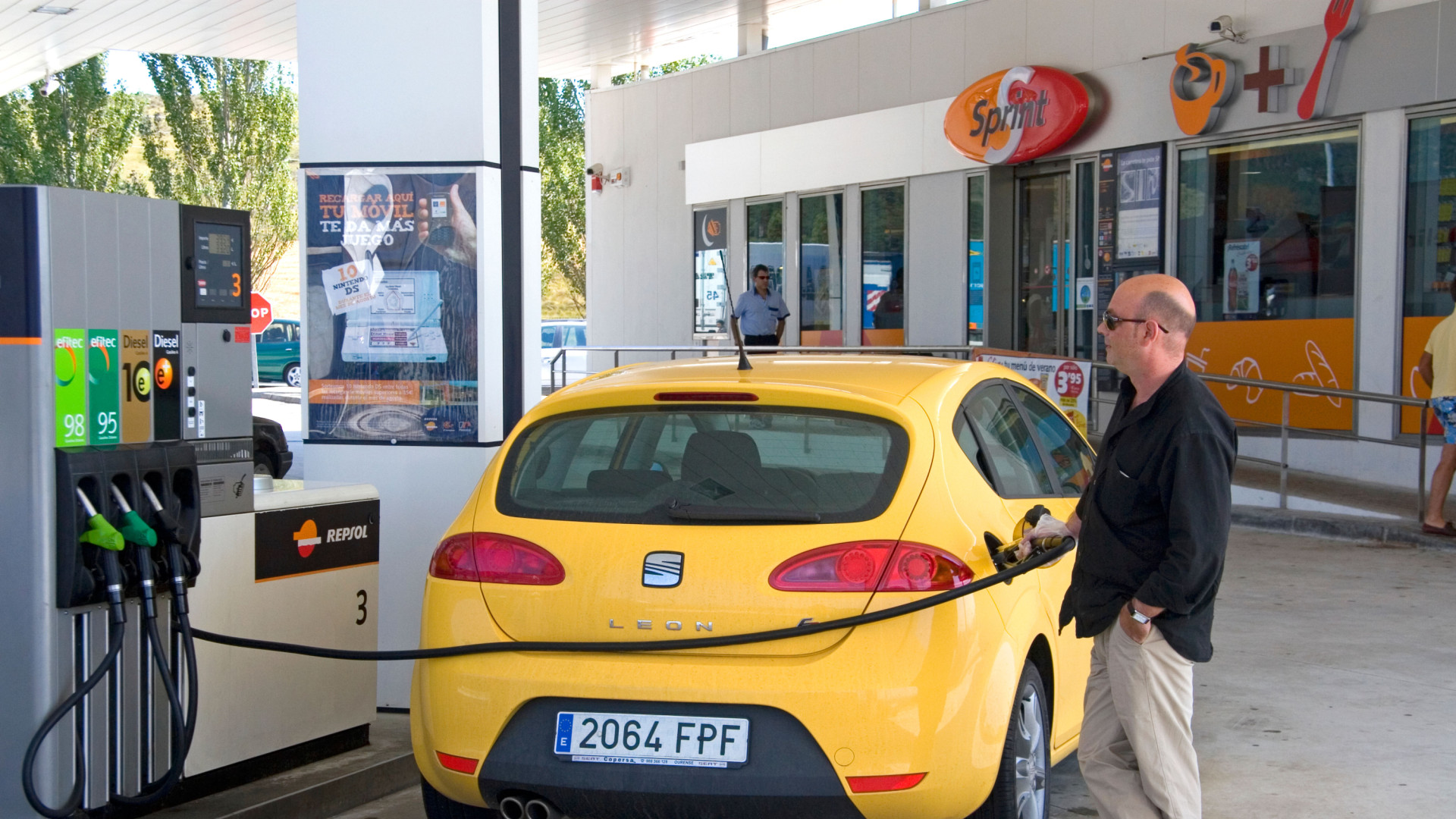 El motivo por el que la gasolina va a ser más cara tras el verano tiene que ver con un movimiento internacional de España: "Se ha comprometido"