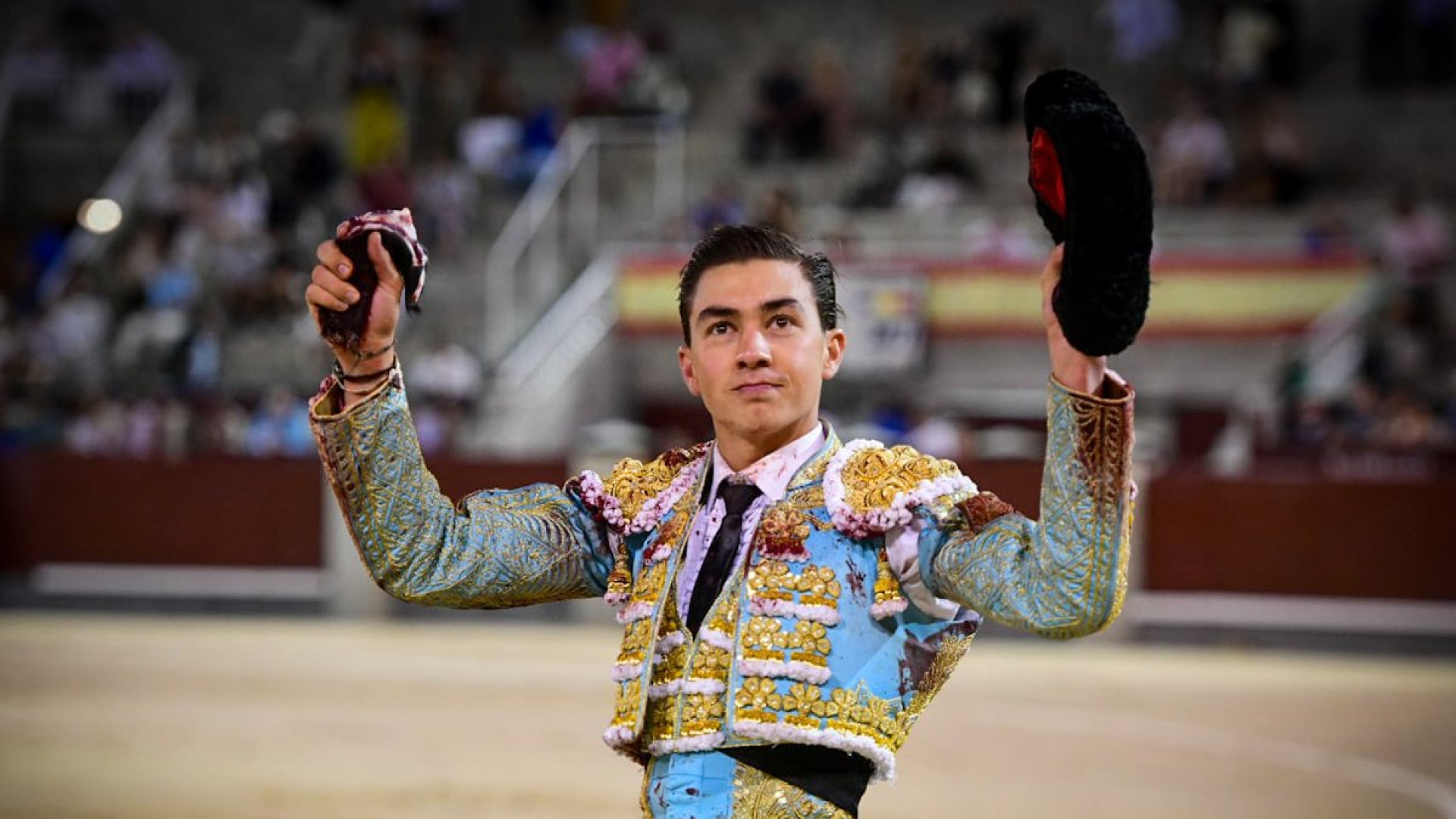 Bruno Aloi triunfa en una final de novilladas convertida en encerrrona