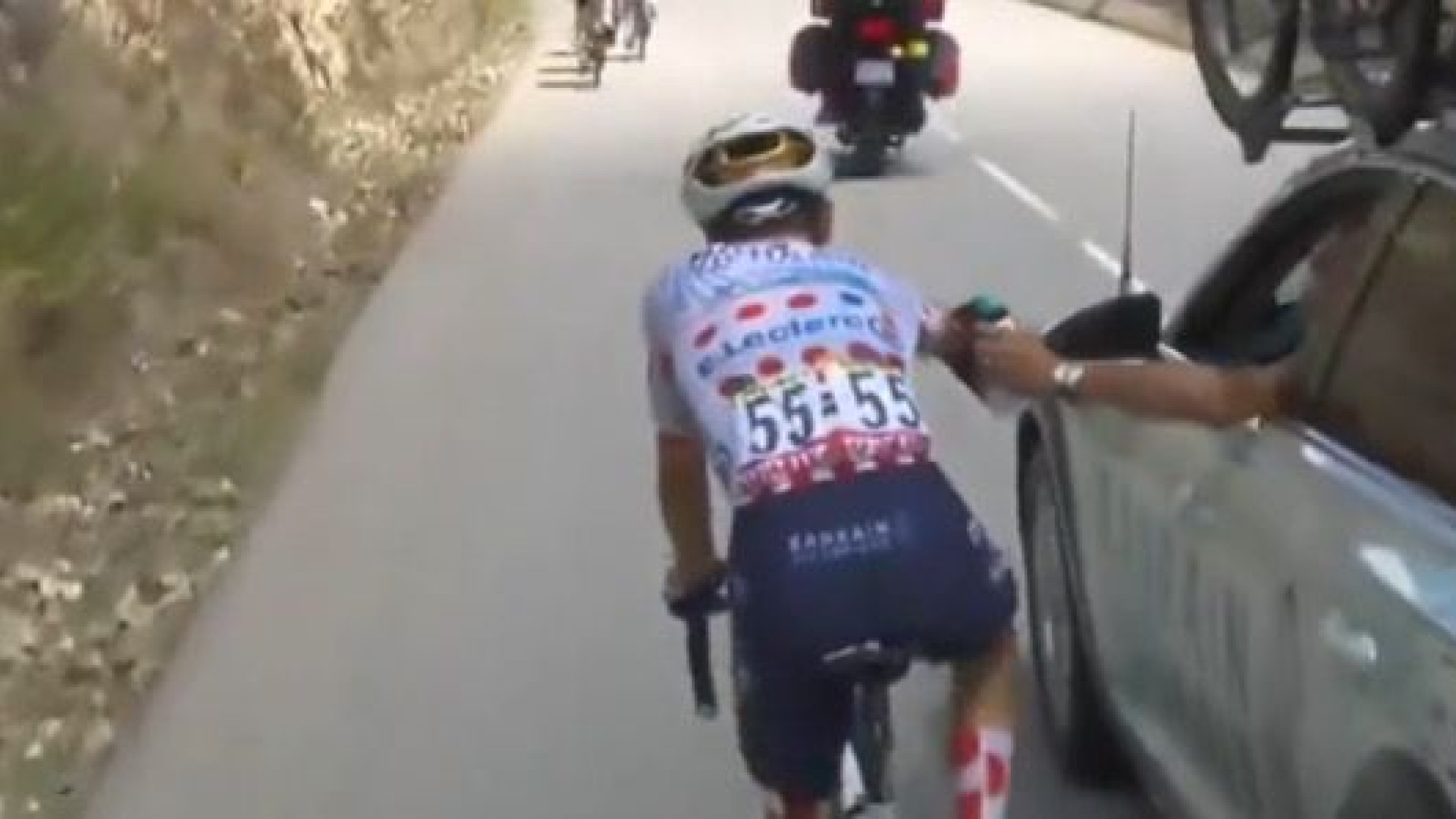 Lenny Martínez, despojado del maillot del líder de la montaña por apoyarse de manera ilegal del coche de su equipo
