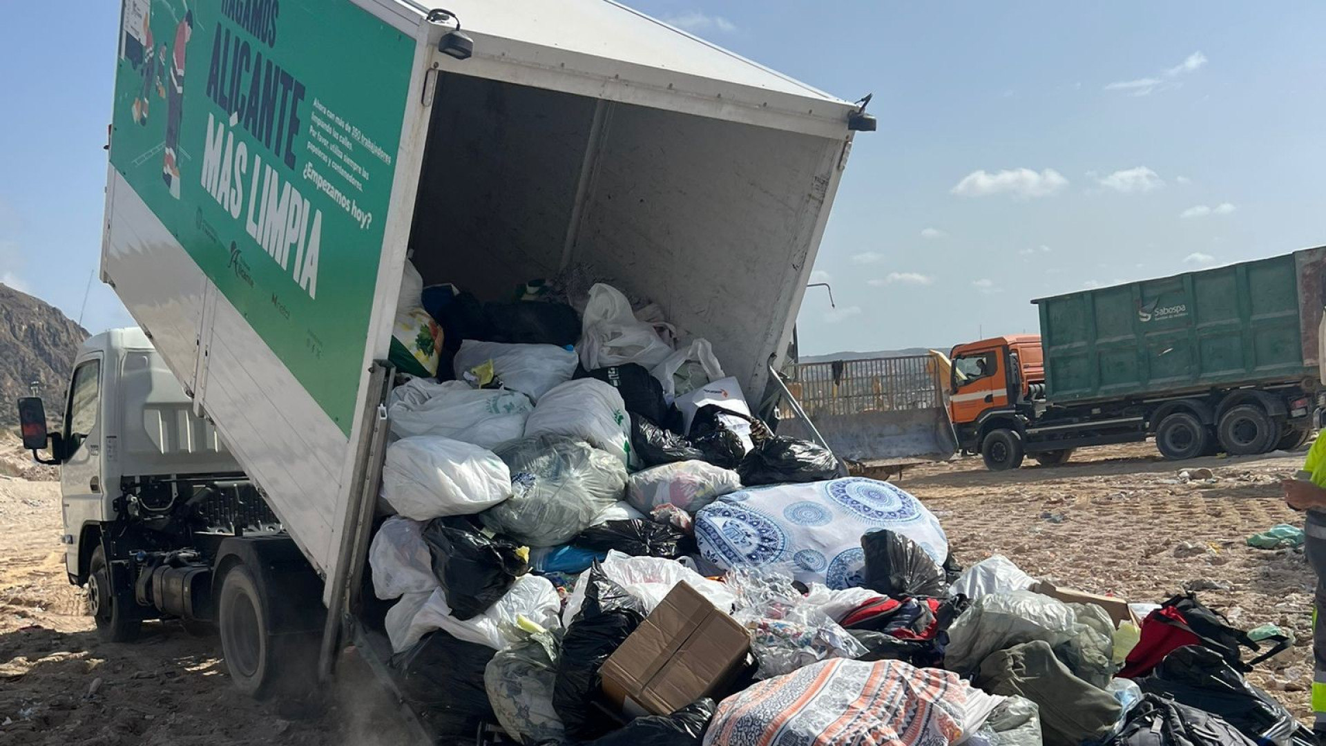Camisetas falsas, bolsos y zapatillas: la policía arrasa con el top manta en las playas de Alicante