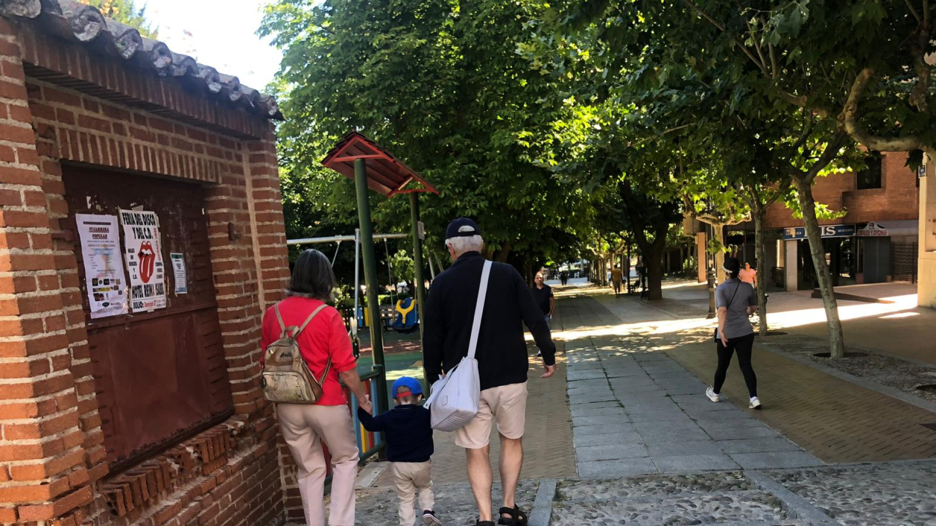 La mitad de los abuelos se ven obligados al cuidado de sus nietos en verano: “También necesitamos vacaciones”