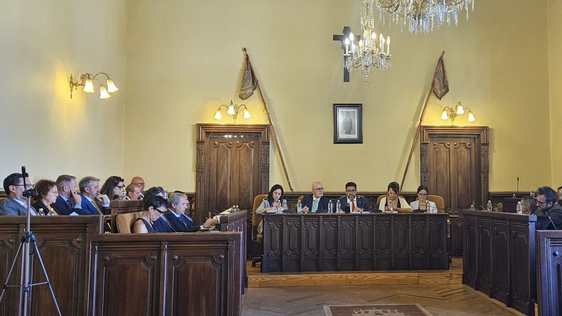 Debate sobre el estado de la ciudad: Por Ávila asegura "Estar dando la vuelta a la capital", PP y PSOE critican la subida de impuestos y los incumplimientos y Vox ya no sabe si Ávila tiene alcalde o alcaldesa