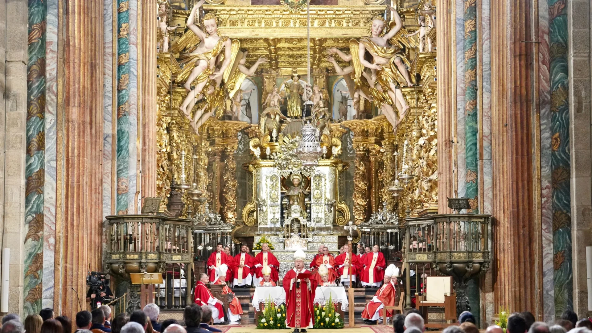 El arzobispo de Santiago reivindica dignidad en la Ofrenda al Apóstol: “No se puede usar a los migrantes como arma política”