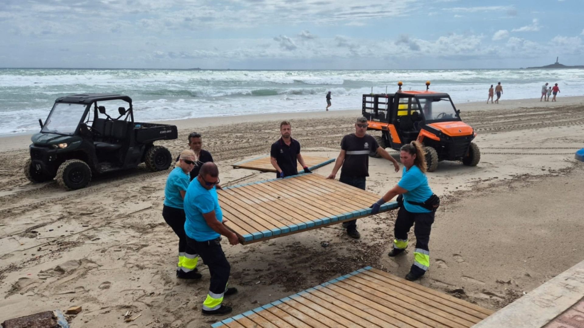 Las playas de Cartagena se ponen a punto tras el temporal