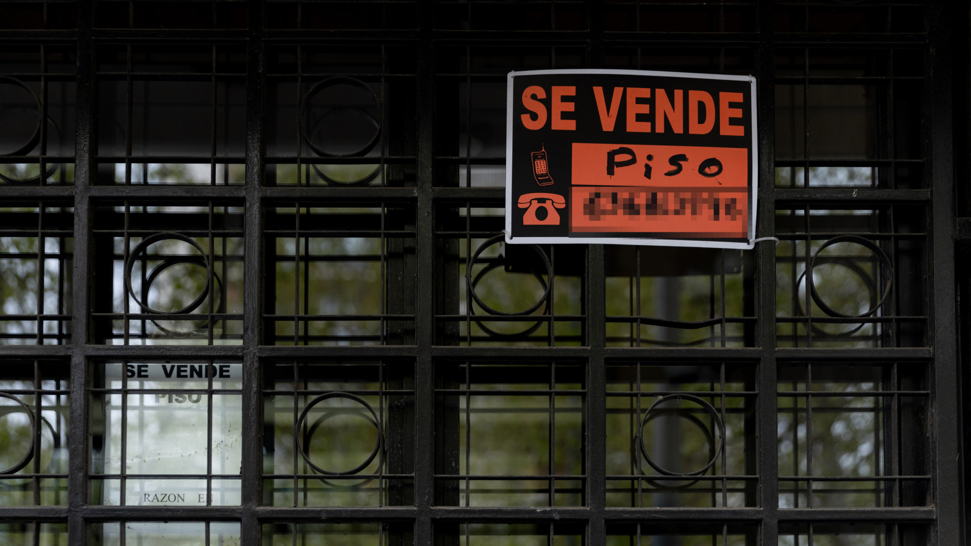 Compra un piso en Canarias y le comunican en la junta de vecinos que tiene pagar 200 euros porque es la única española
