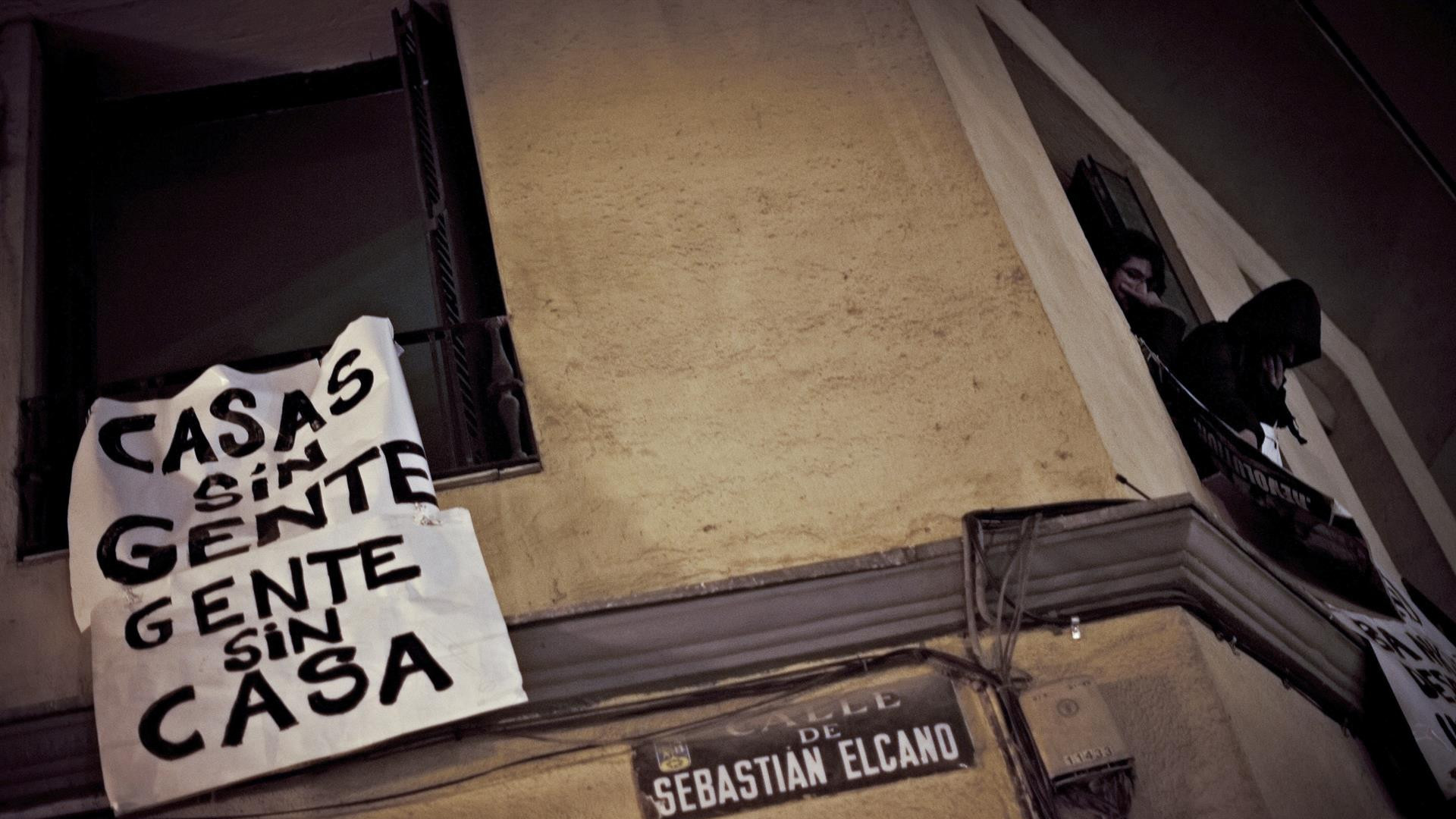 Desalojan a casi todos los okupas de un edificio de Vallecas y los que se quedan le hacen una petición insólita al propietario