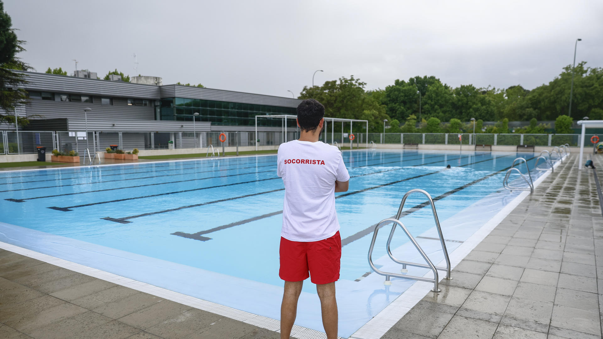 Cierran una piscina comunitaria en Murcia por lo que le ocurre al socorrista mientras trabajaba y al cerrar: por culpa de los vecinos